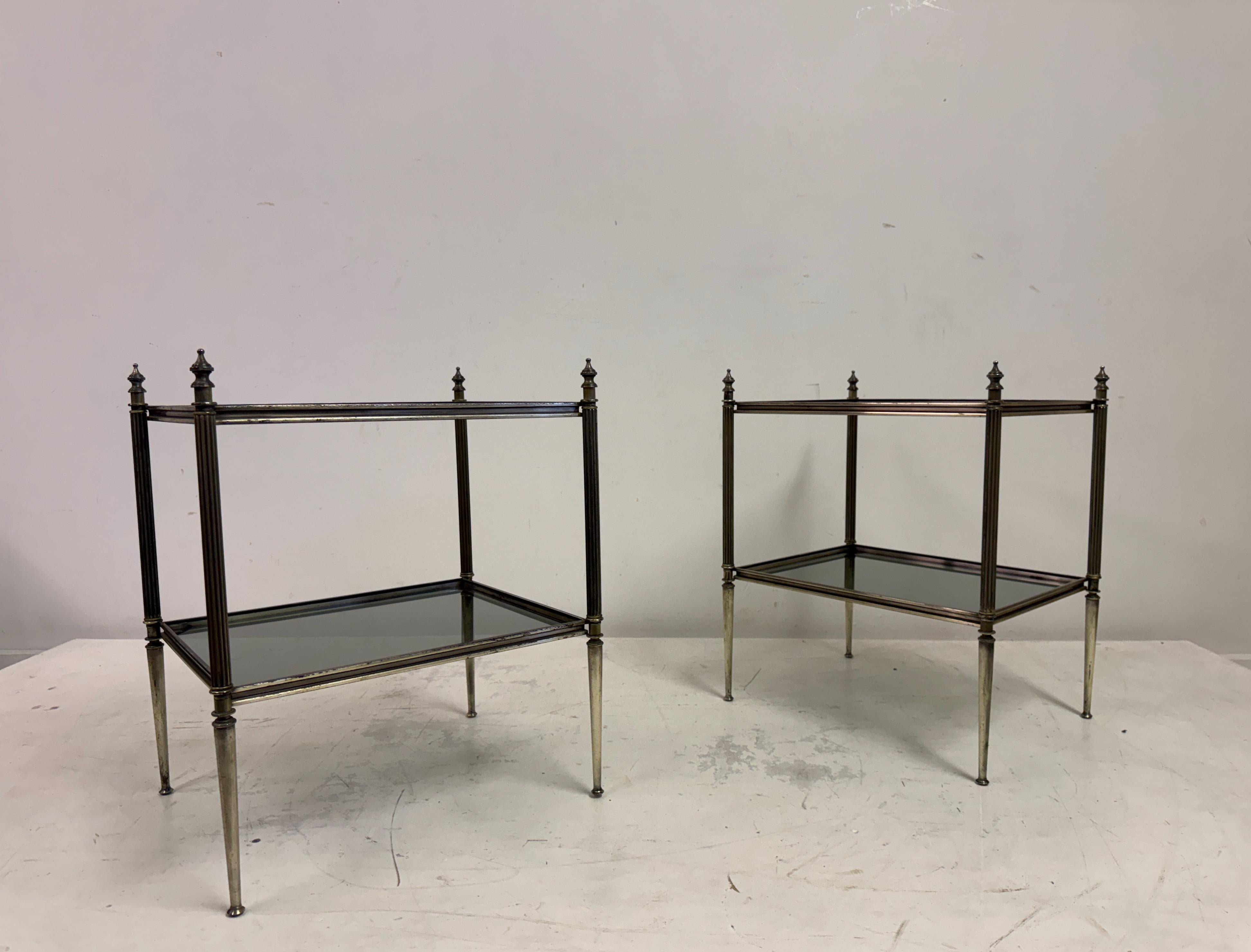 Paire d'étagères de table d'appoint françaises des années 1960 en laiton nickelé en vente 8
