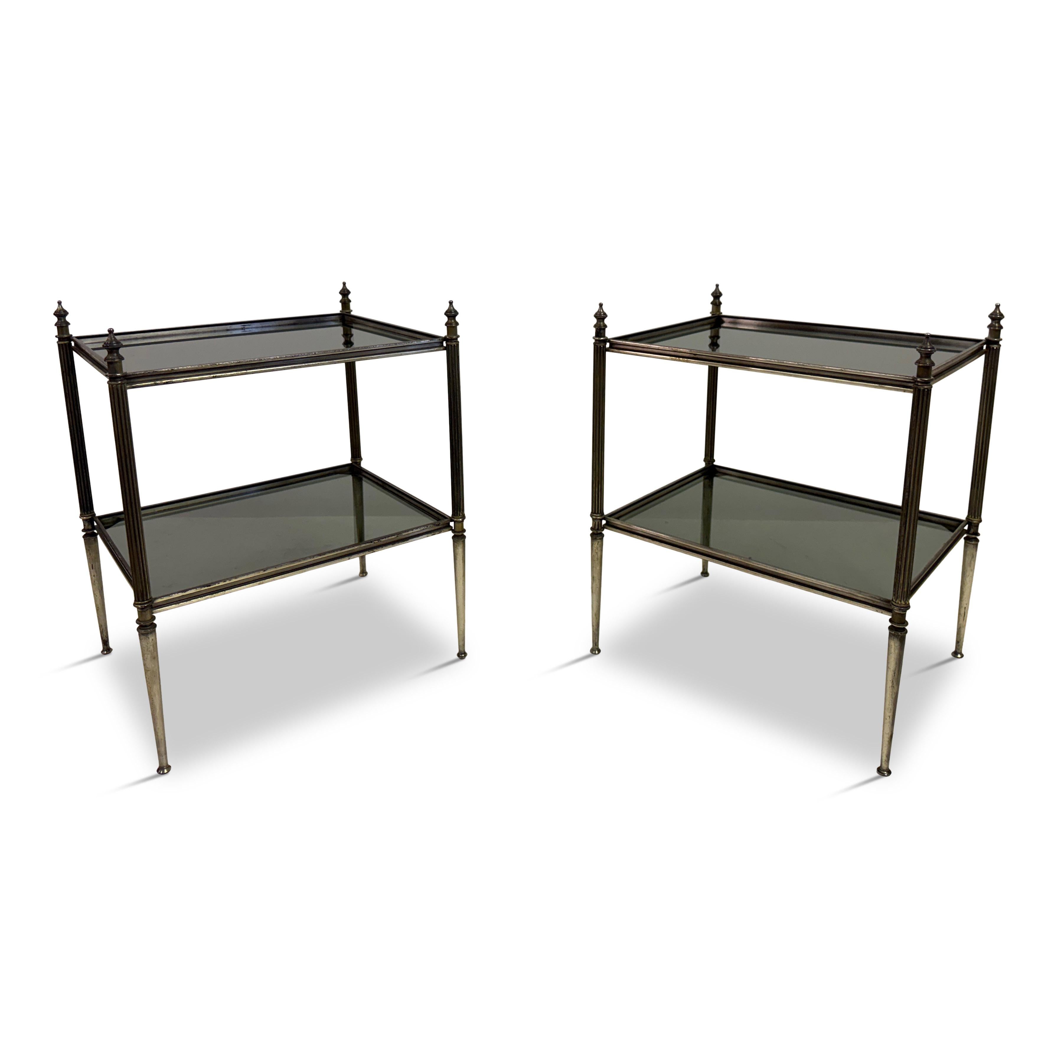 Paire de tables d'appoint françaises, 1960

Paire de tables d'appoint françaises raffinées datant des années 1960, élégantes tant par leurs proportions que par leurs détails. Chaque table est constituée d'un cadre métallique élancé - probablement en