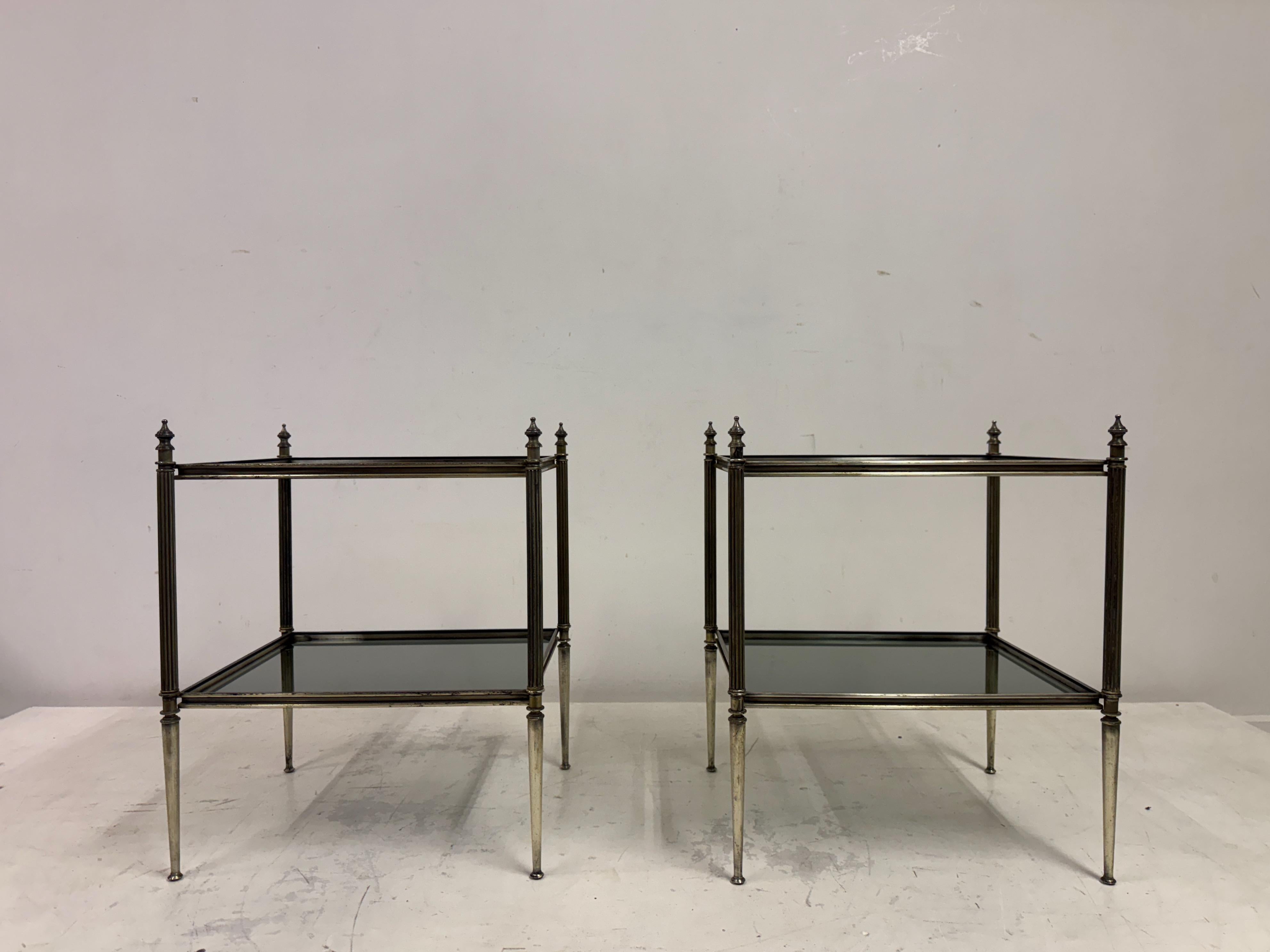 Hollywood Regency Paire d'étagères de table d'appoint françaises des années 1960 en laiton nickelé en vente