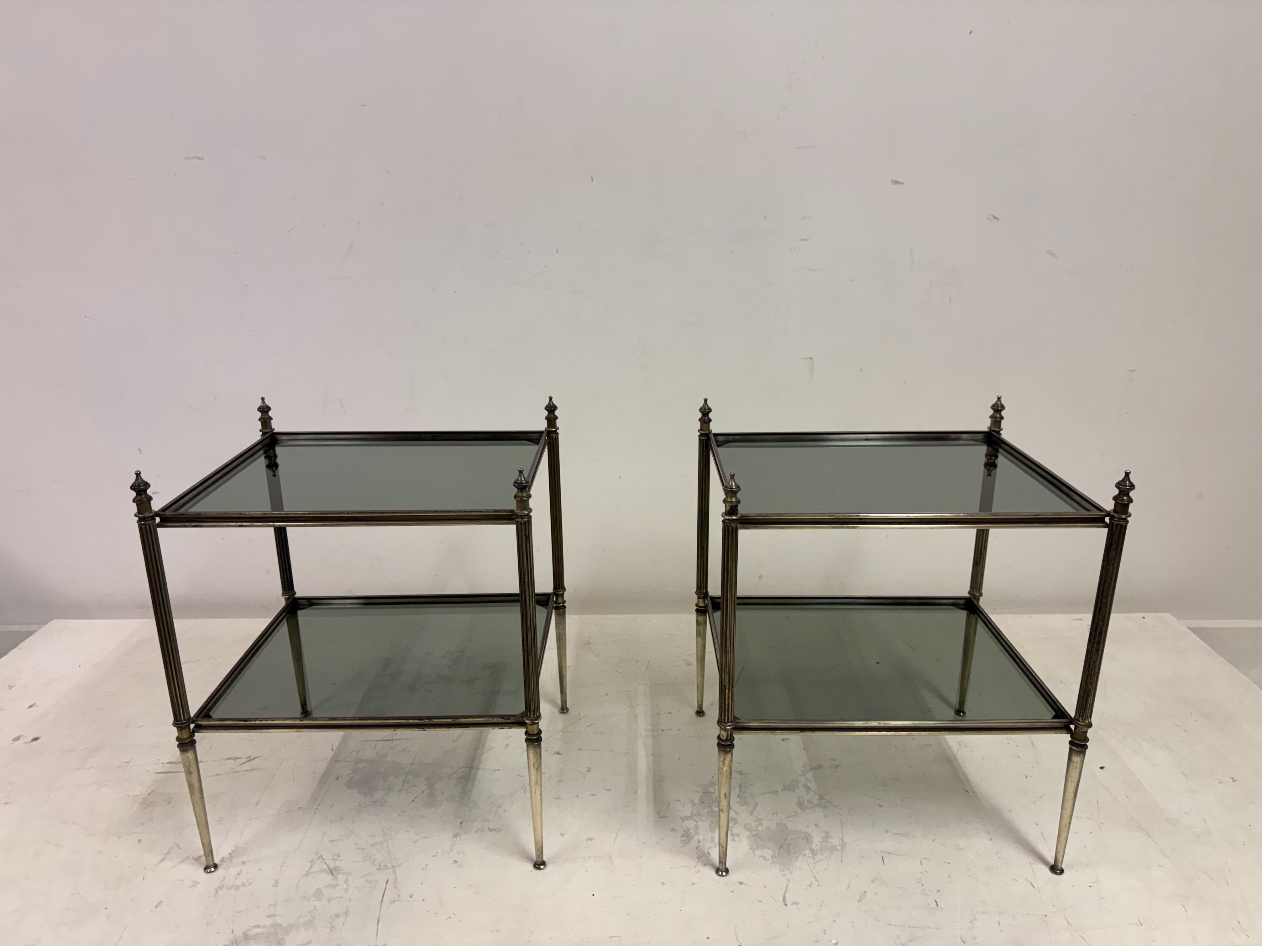 Français Paire d'étagères de table d'appoint françaises des années 1960 en laiton nickelé en vente