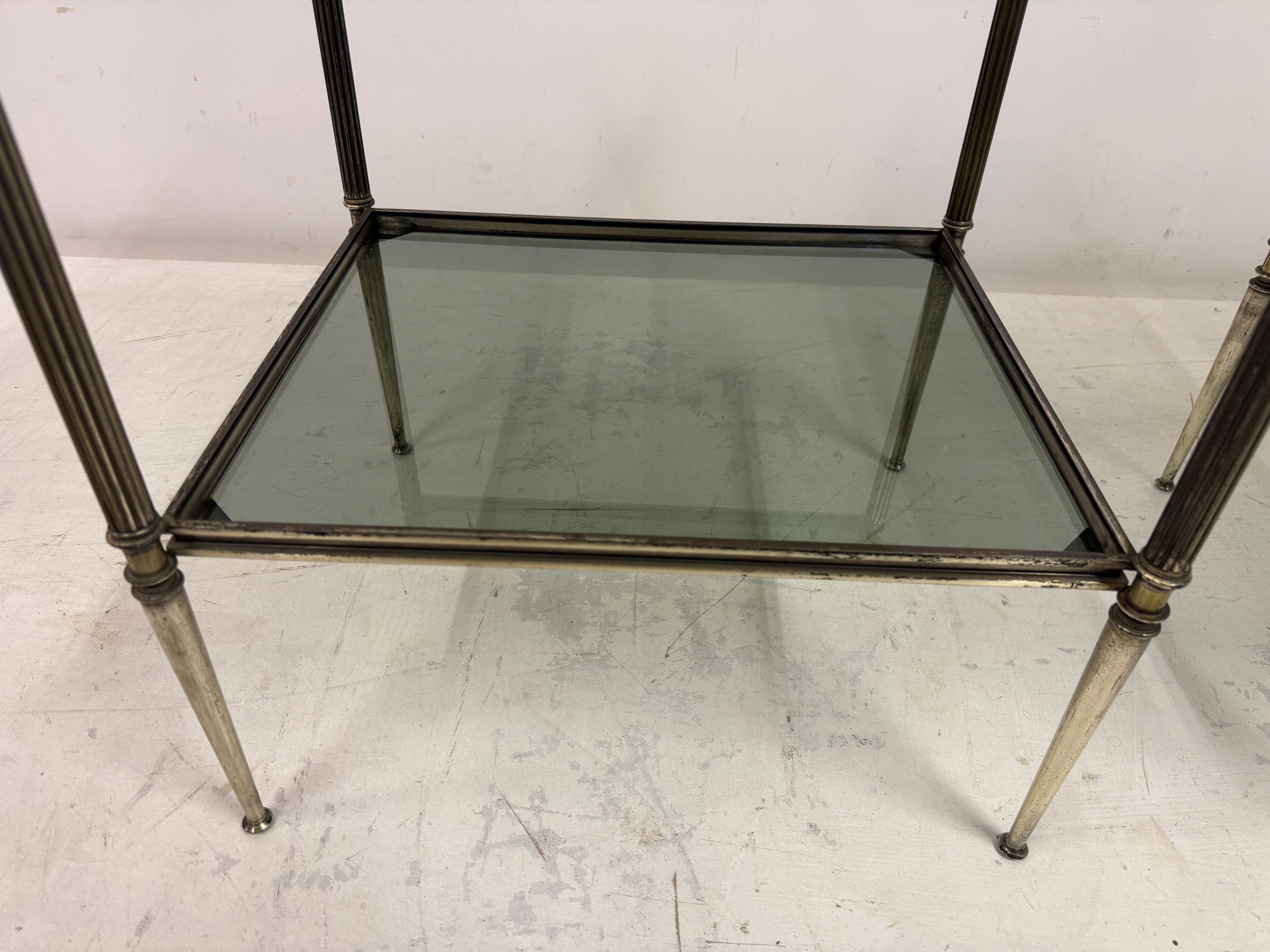 20ième siècle Paire d'étagères de table d'appoint françaises des années 1960 en laiton nickelé en vente