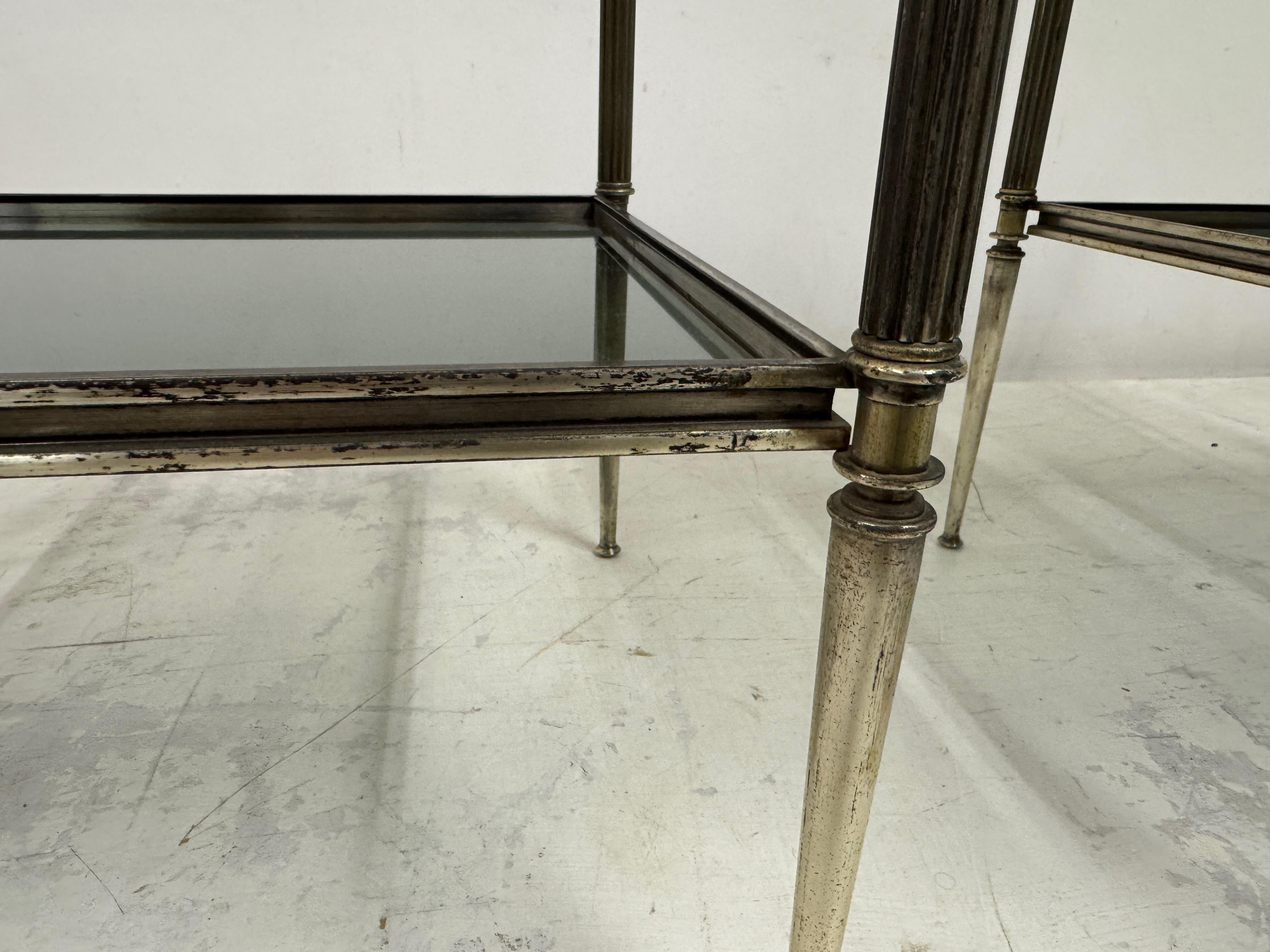 Verre Paire d'étagères de table d'appoint françaises des années 1960 en laiton nickelé en vente