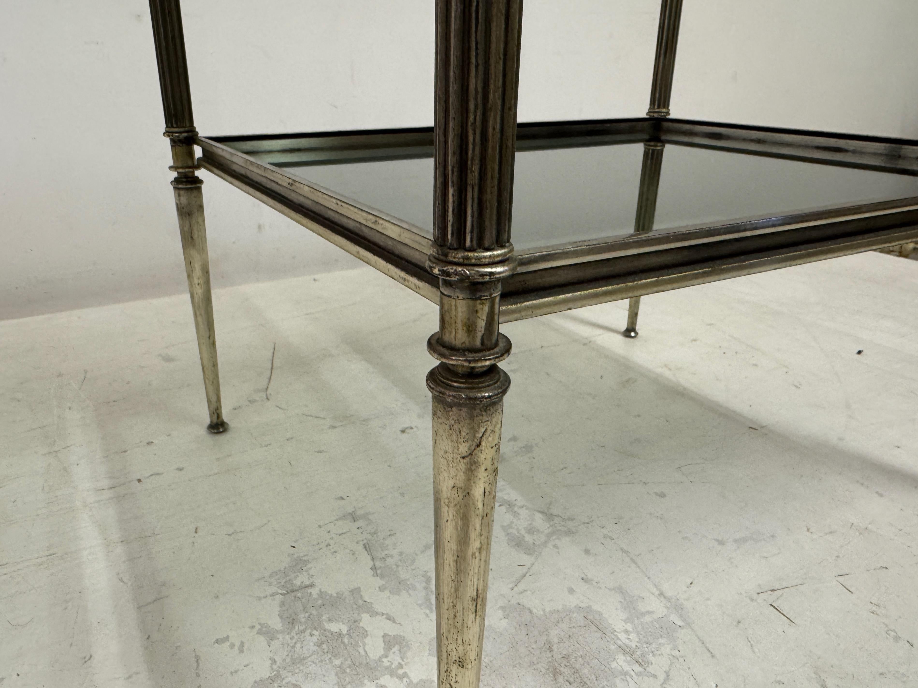 Paire d'étagères de table d'appoint françaises des années 1960 en laiton nickelé en vente 1