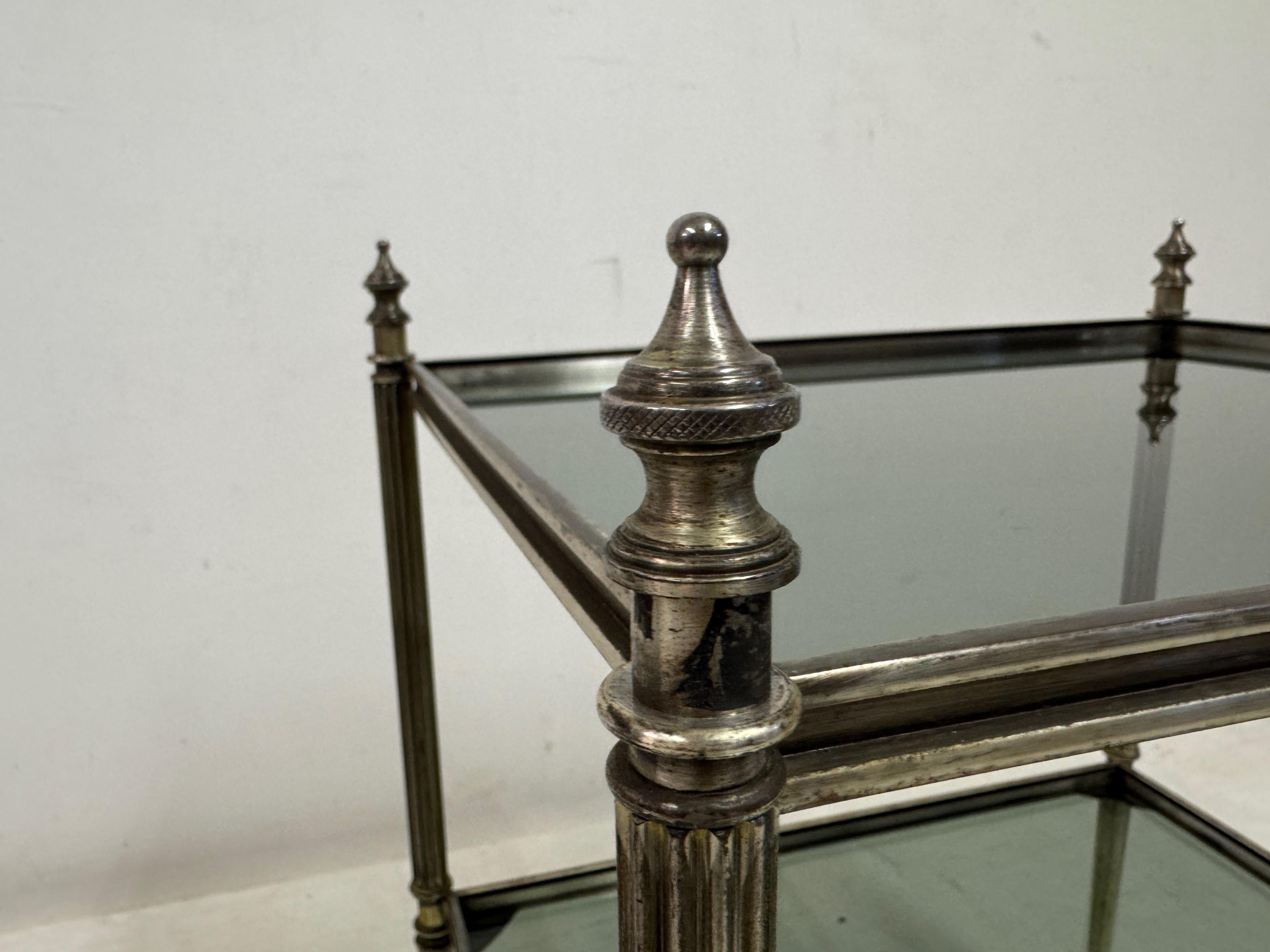 Paire d'étagères de table d'appoint françaises des années 1960 en laiton nickelé en vente 2