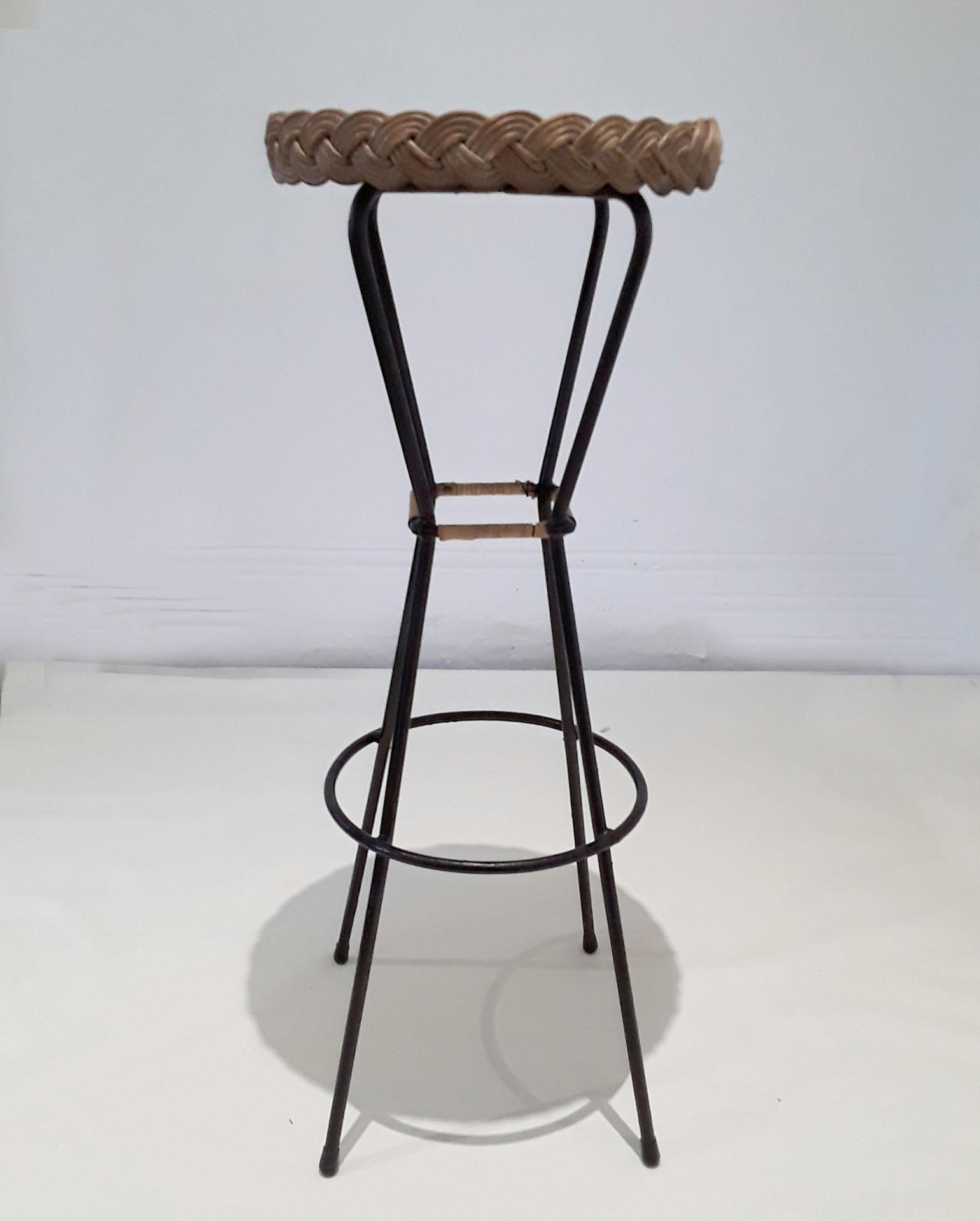 Pair of 1960s French Rattan Bar Stools on Black Metal Frames In Excellent Condition In London, GB