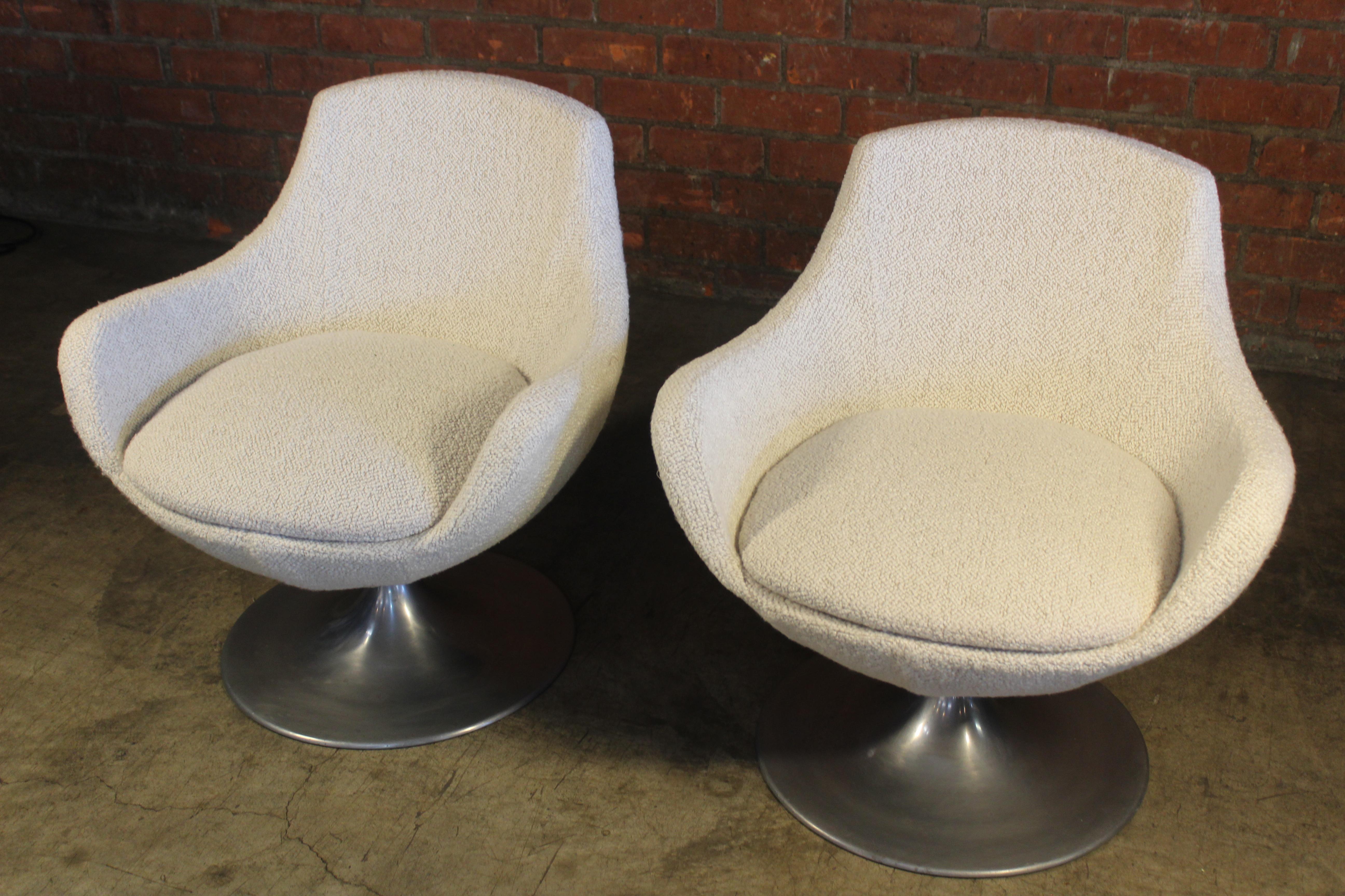 Pair of Pierre Guariche Swivel Chairs in Pierre Frey Boucle In Good Condition In Los Angeles, CA