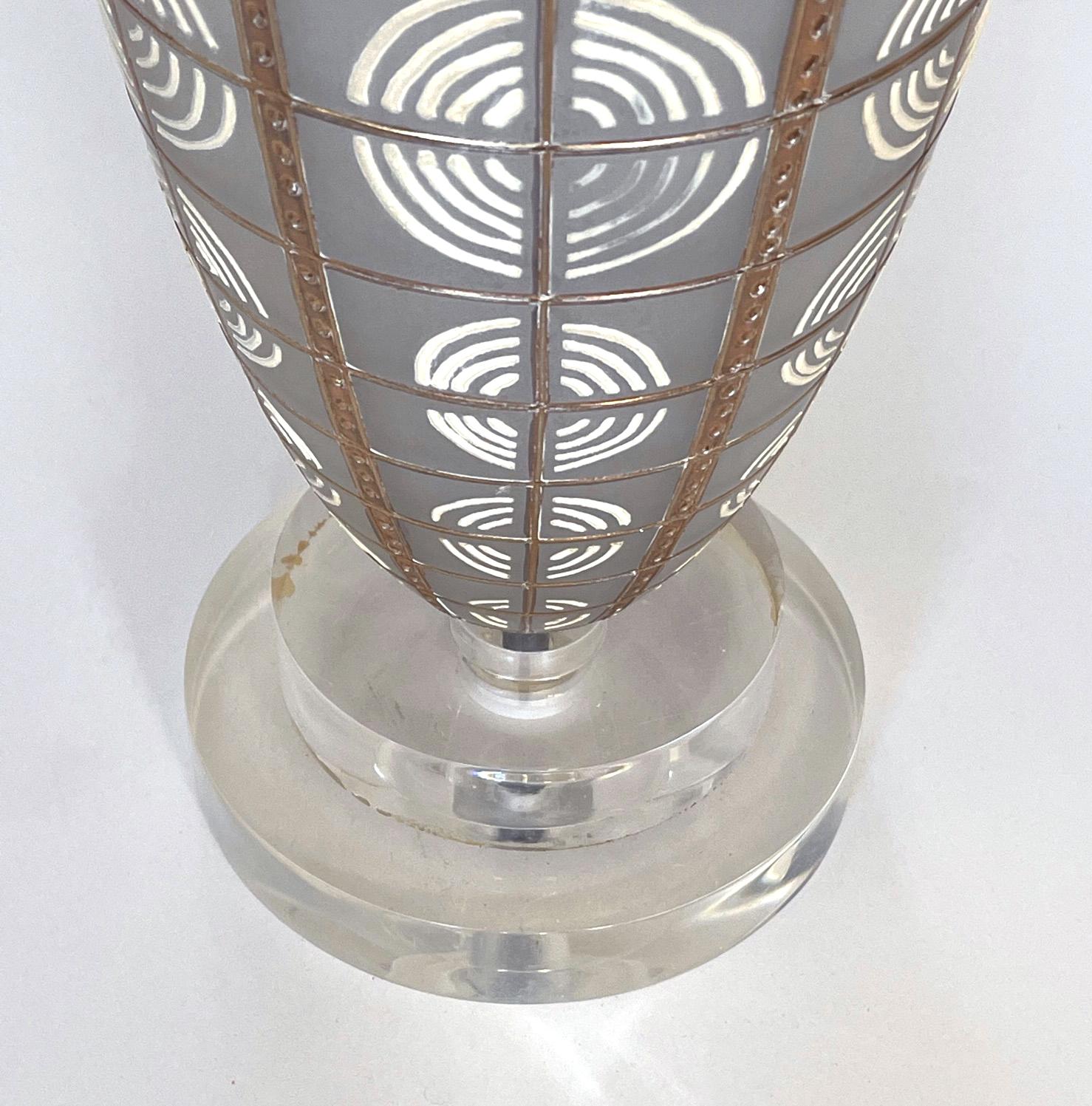 Hollywood Regency Paire de lampes en forme de torpille givrée des années 1960 avec décorations appliquées en vente