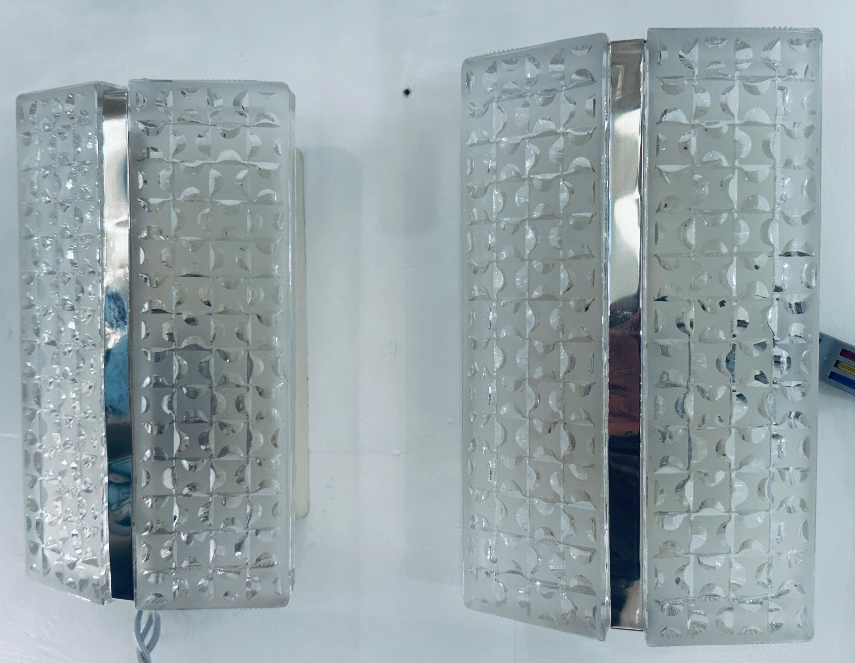 Coppia di lampade da parete Kaiser Leuchten tedesche del 1960 in vetro trasparente e smerigliato e cromate in vendita 3