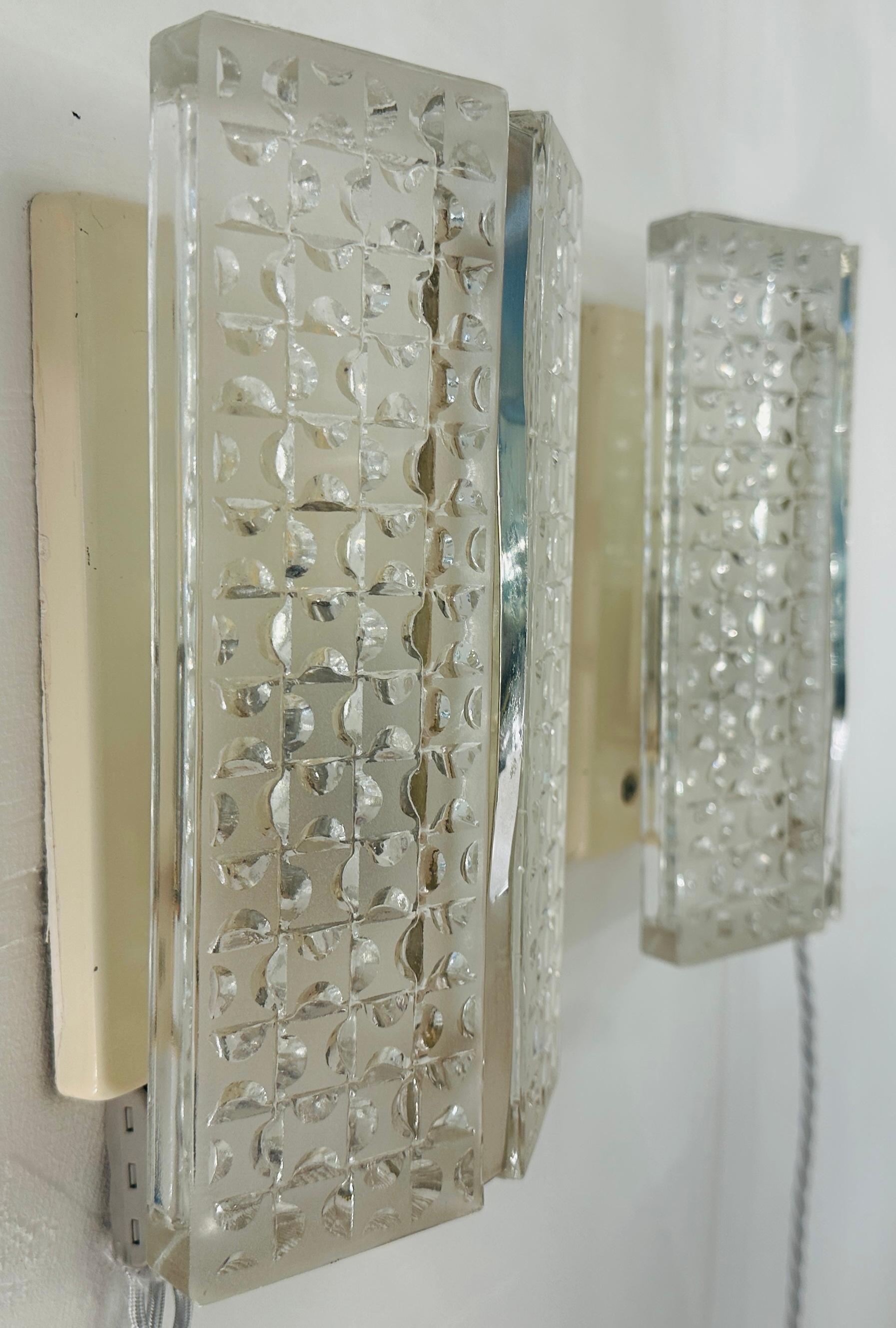 Coppia di lampade da parete Kaiser Leuchten tedesche del 1960 in vetro trasparente e smerigliato e cromate in vendita 4