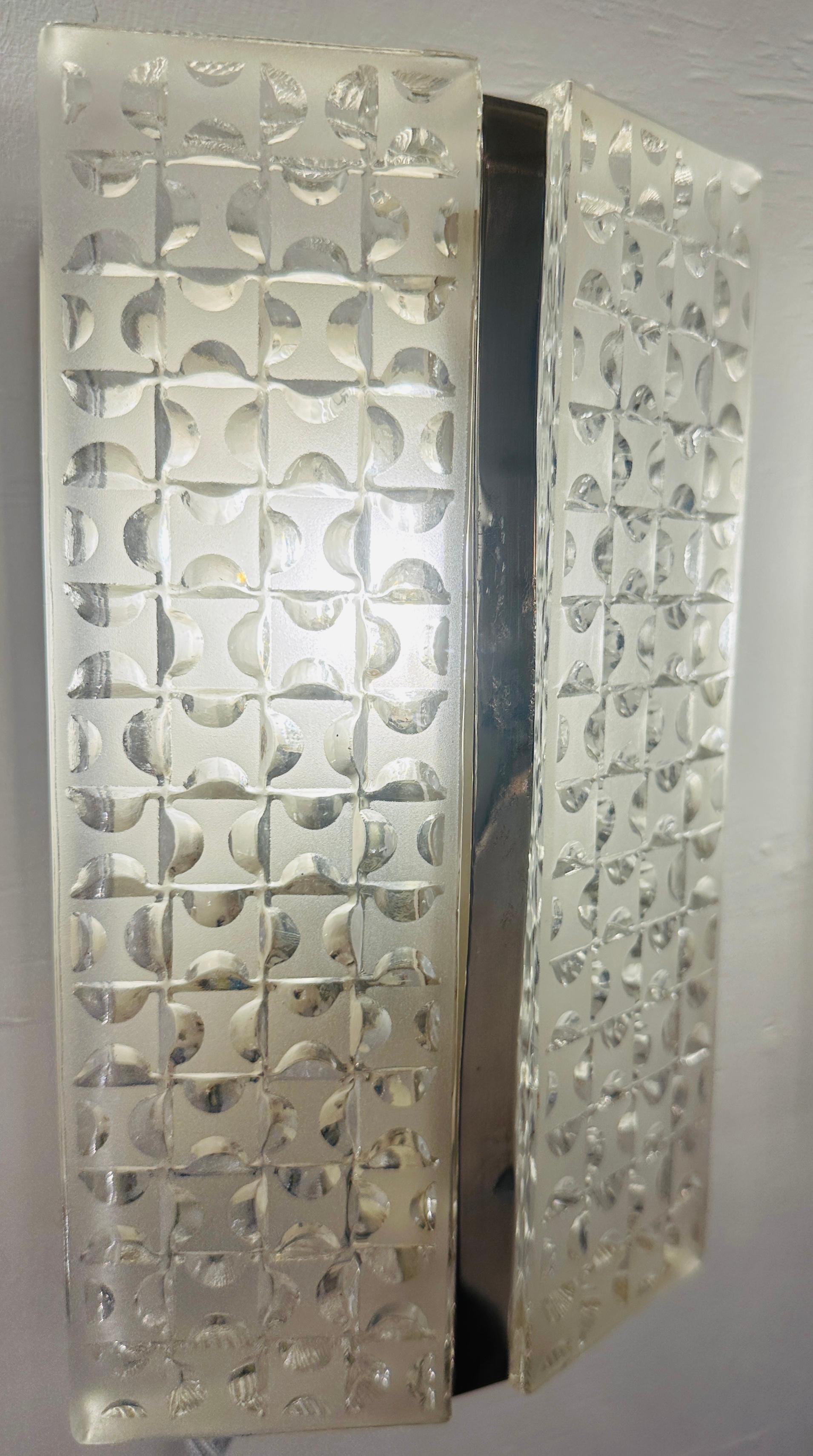 Metallo Coppia di lampade da parete Kaiser Leuchten tedesche del 1960 in vetro trasparente e smerigliato e cromate in vendita