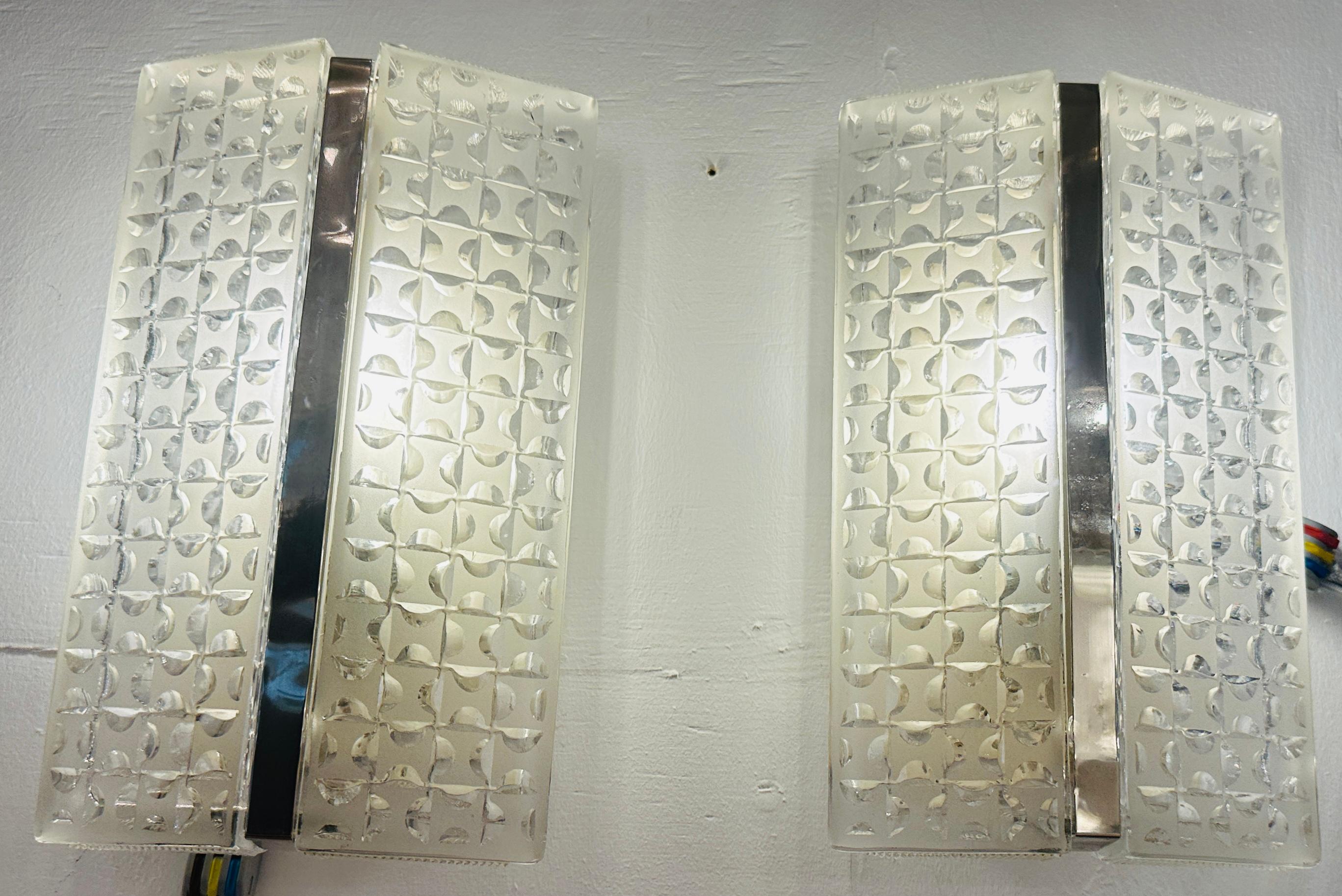 Mid-Century moderno Coppia di lampade da parete Kaiser Leuchten tedesche del 1960 in vetro trasparente e smerigliato e cromate in vendita