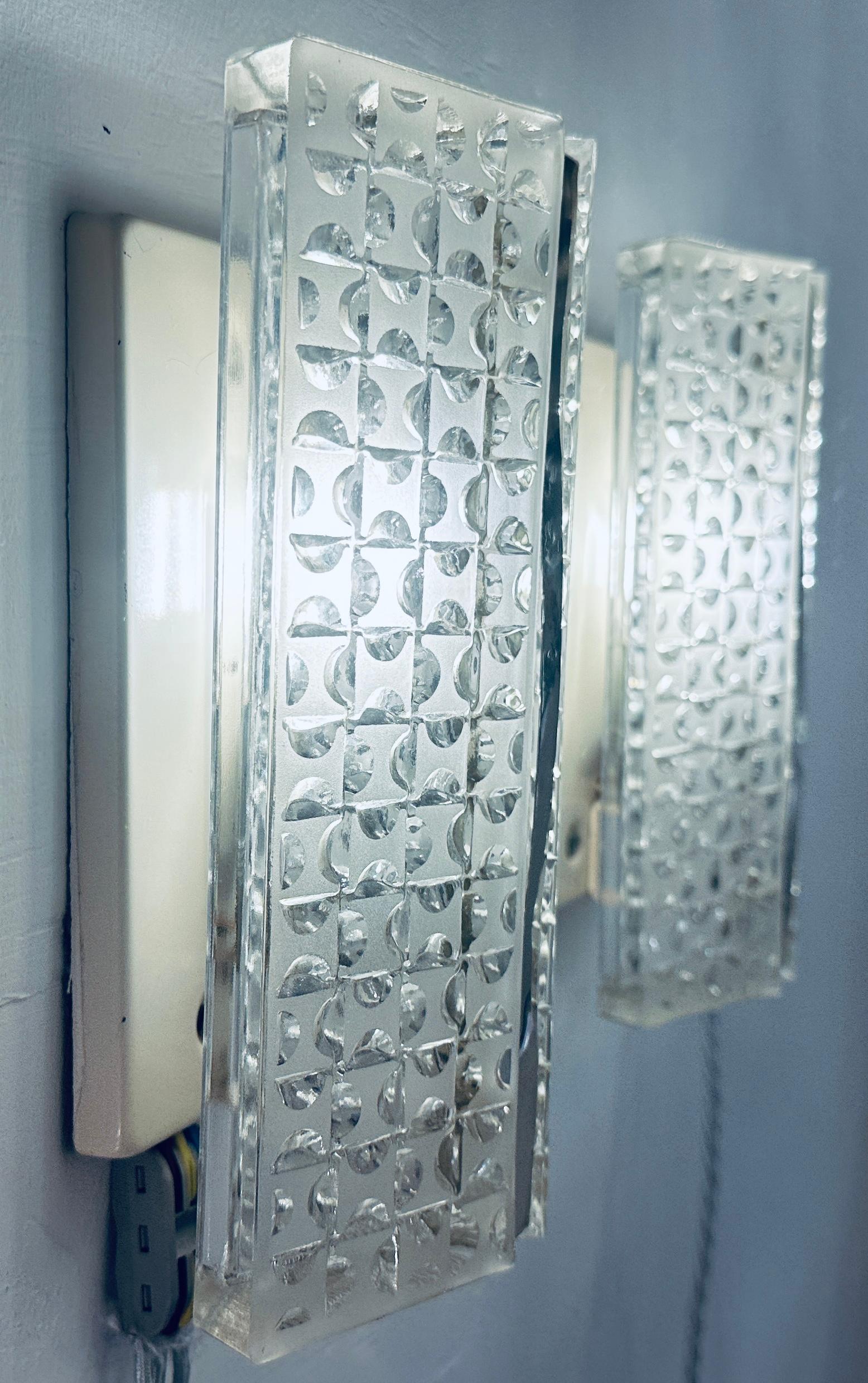 Satinato Coppia di lampade da parete Kaiser Leuchten tedesche del 1960 in vetro trasparente e smerigliato e cromate in vendita