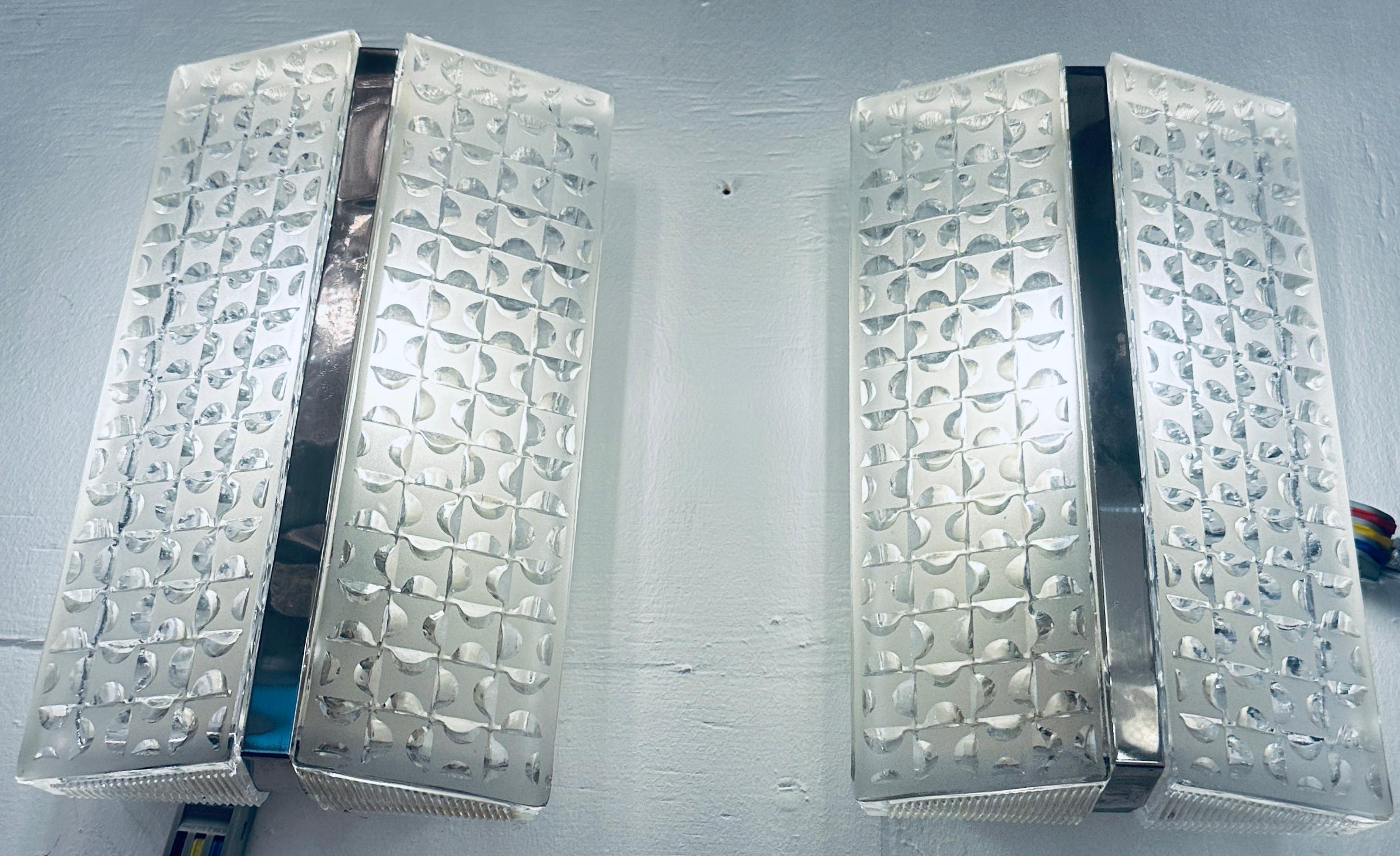 Coppia di lampade da parete Kaiser Leuchten tedesche del 1960 in vetro trasparente e smerigliato e cromate In condizioni buone in vendita a London, England