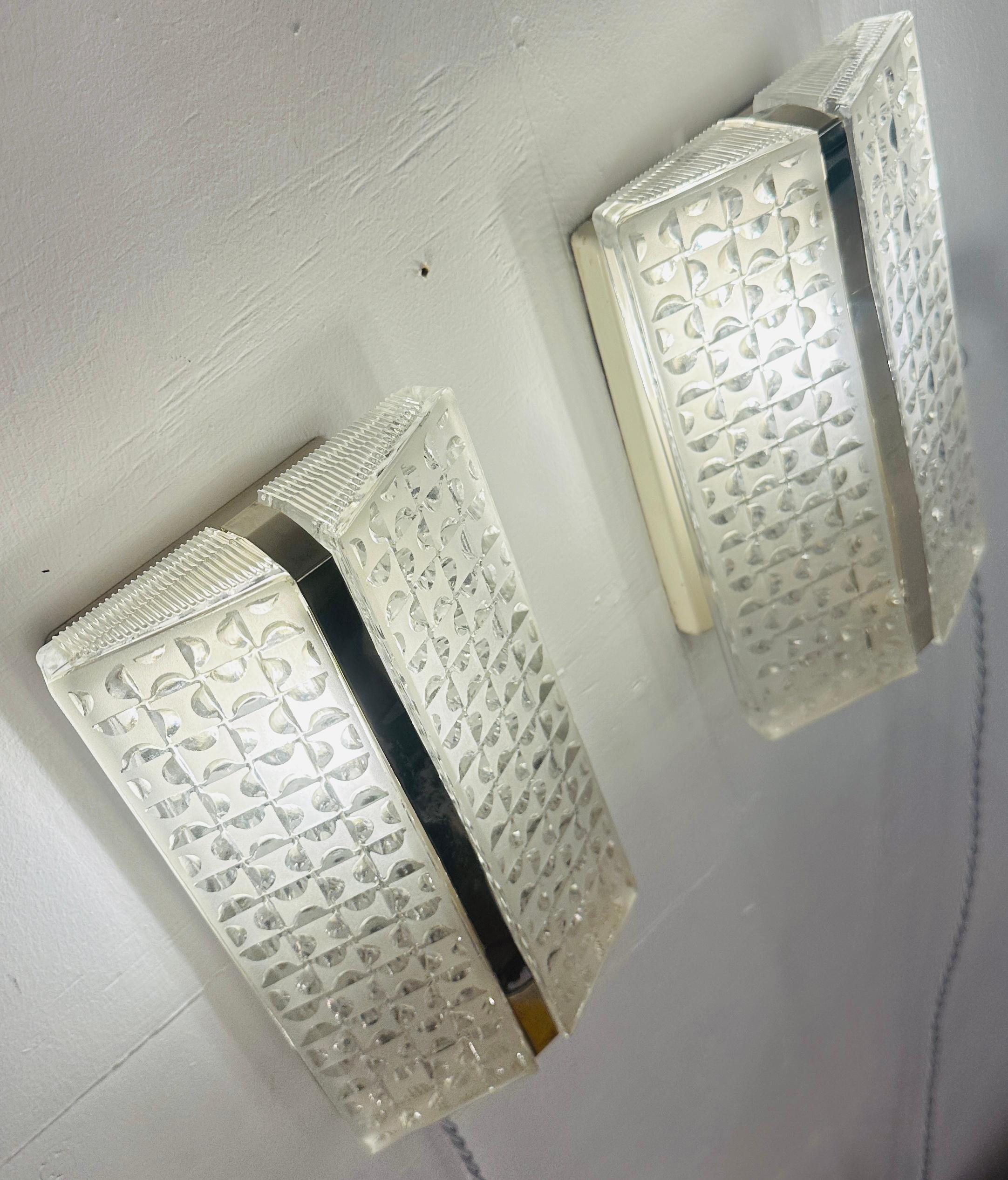 XX secolo Coppia di lampade da parete Kaiser Leuchten tedesche del 1960 in vetro trasparente e smerigliato e cromate in vendita