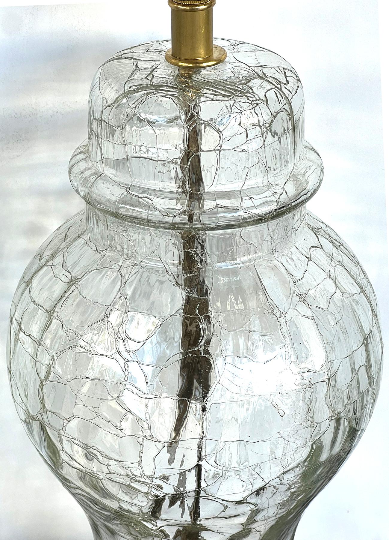 Chacune de ces lampes à la forme rappelant les pots de gingembre en céramique chinoise est composée d'un verre craquelé lumineux ; toutes reposent sur des bases en bois peintes en or ; hauteur : 15.75