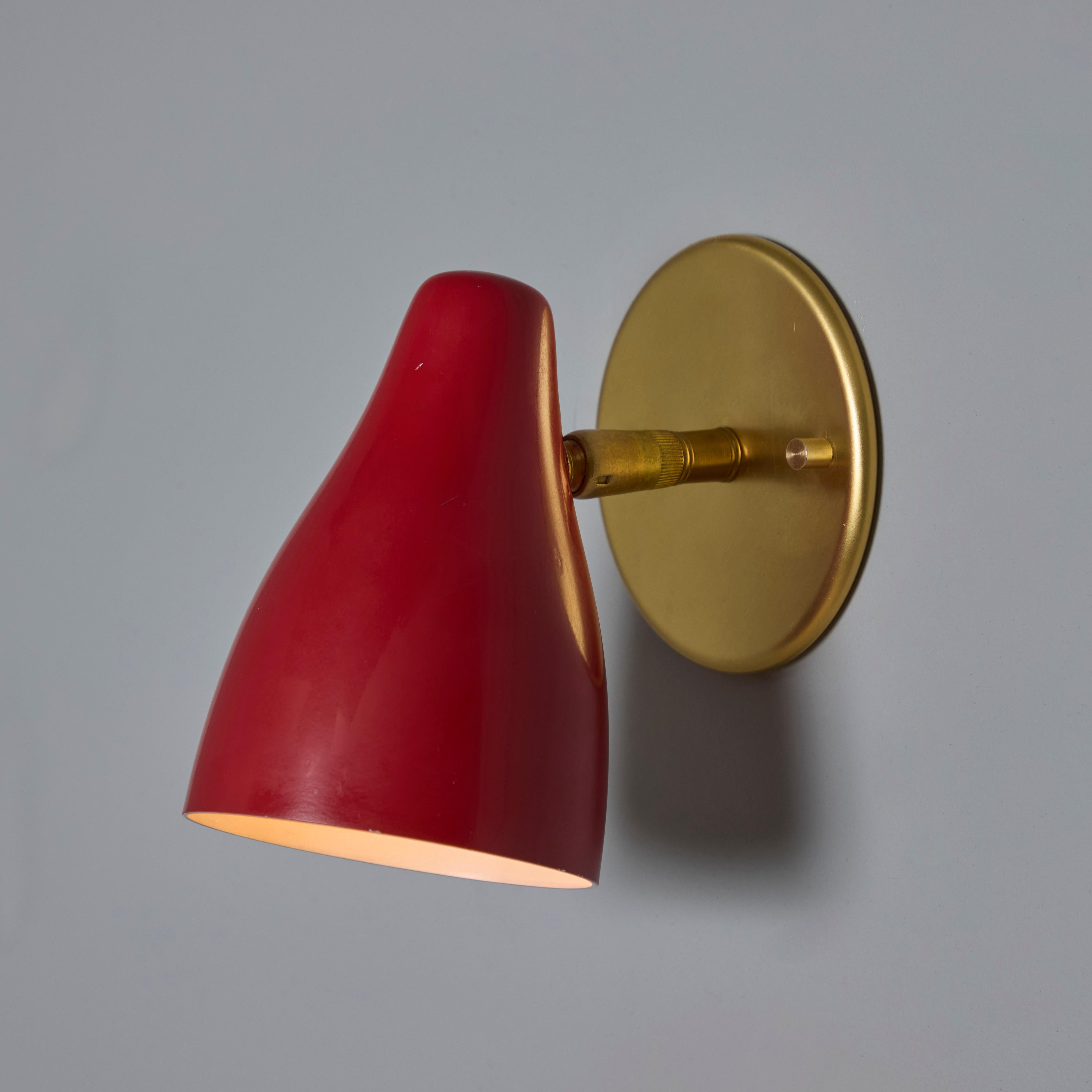 Pareja de apliques articulados de latón y rojo Giuseppe Ostuni de los años 60 para O-Luce 5