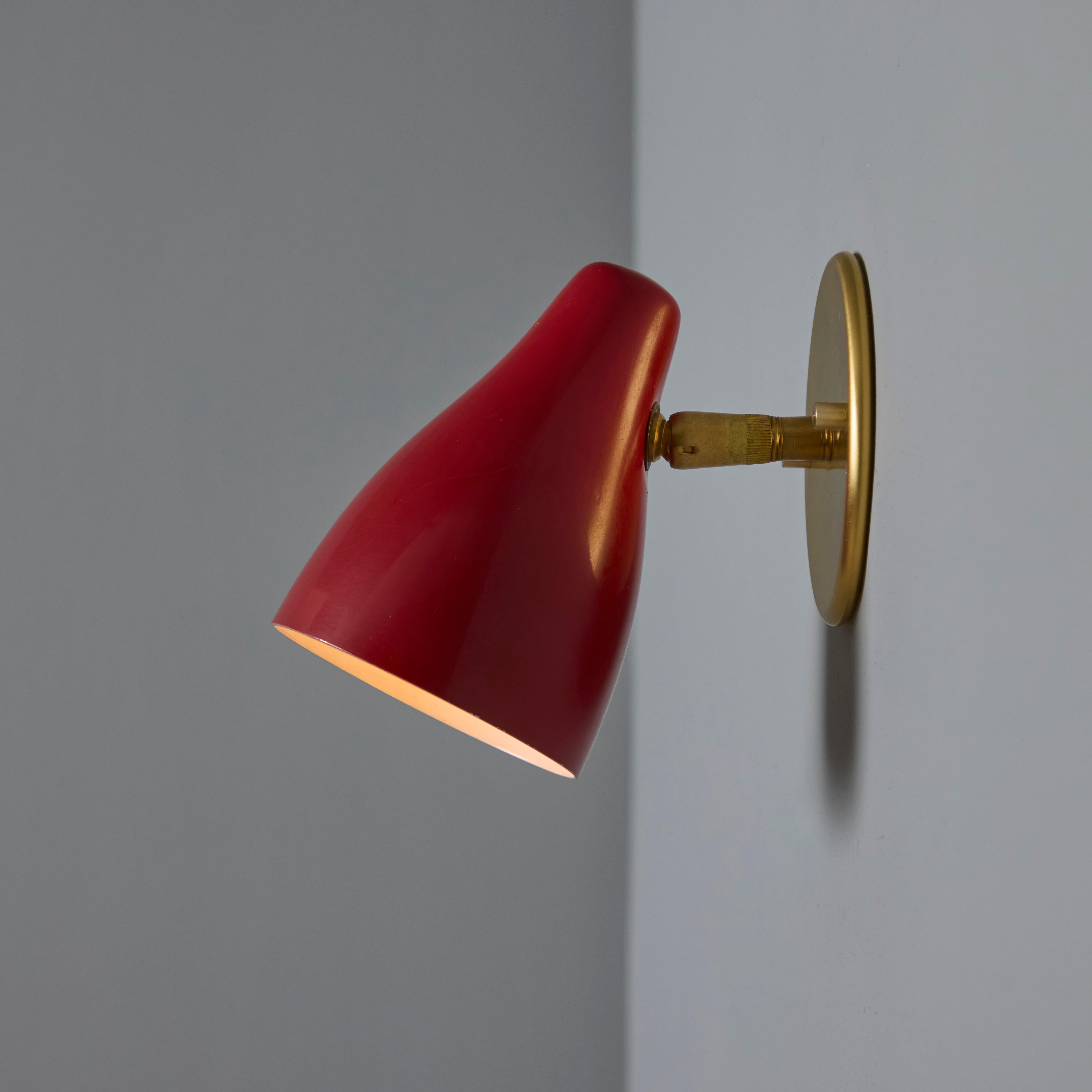 Pareja de apliques articulados de latón y rojo Giuseppe Ostuni de los años 60 para O-Luce Aluminio