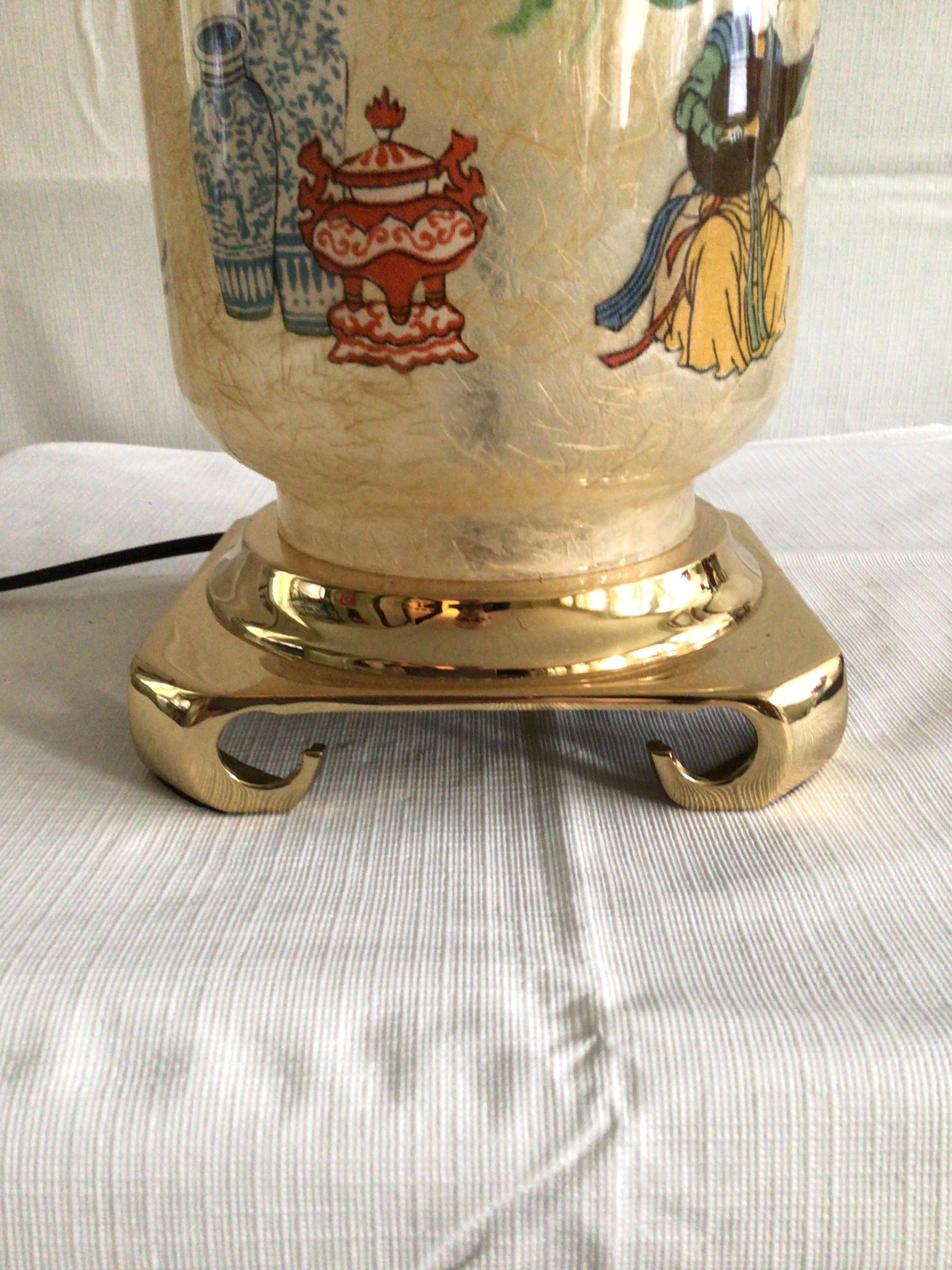 Paire de lampes en verre asiatique peintes à la main des années 1960 sur un socle en laiton en vente 5