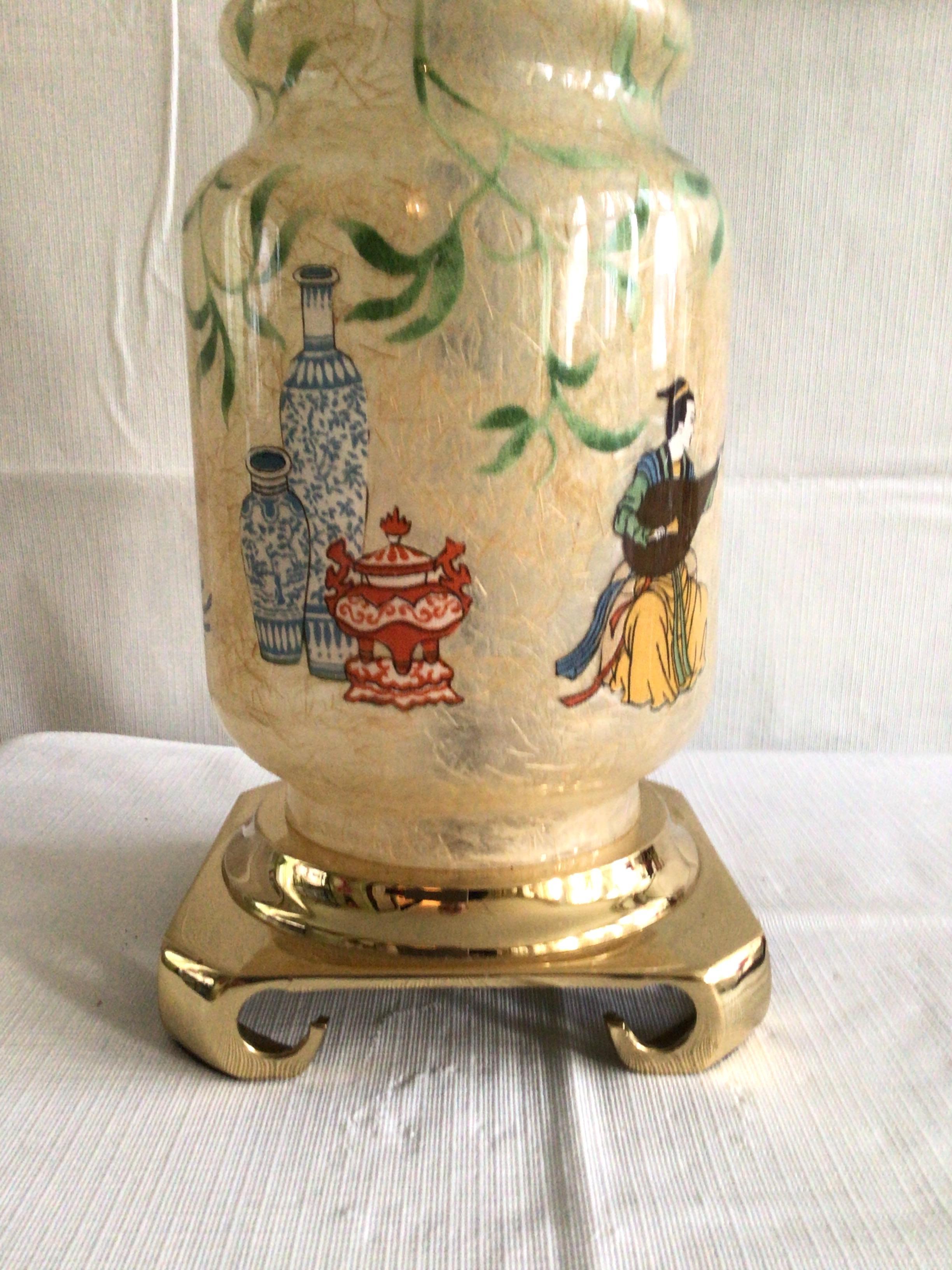 Milieu du XXe siècle Paire de lampes en verre asiatique peintes à la main des années 1960 sur un socle en laiton en vente