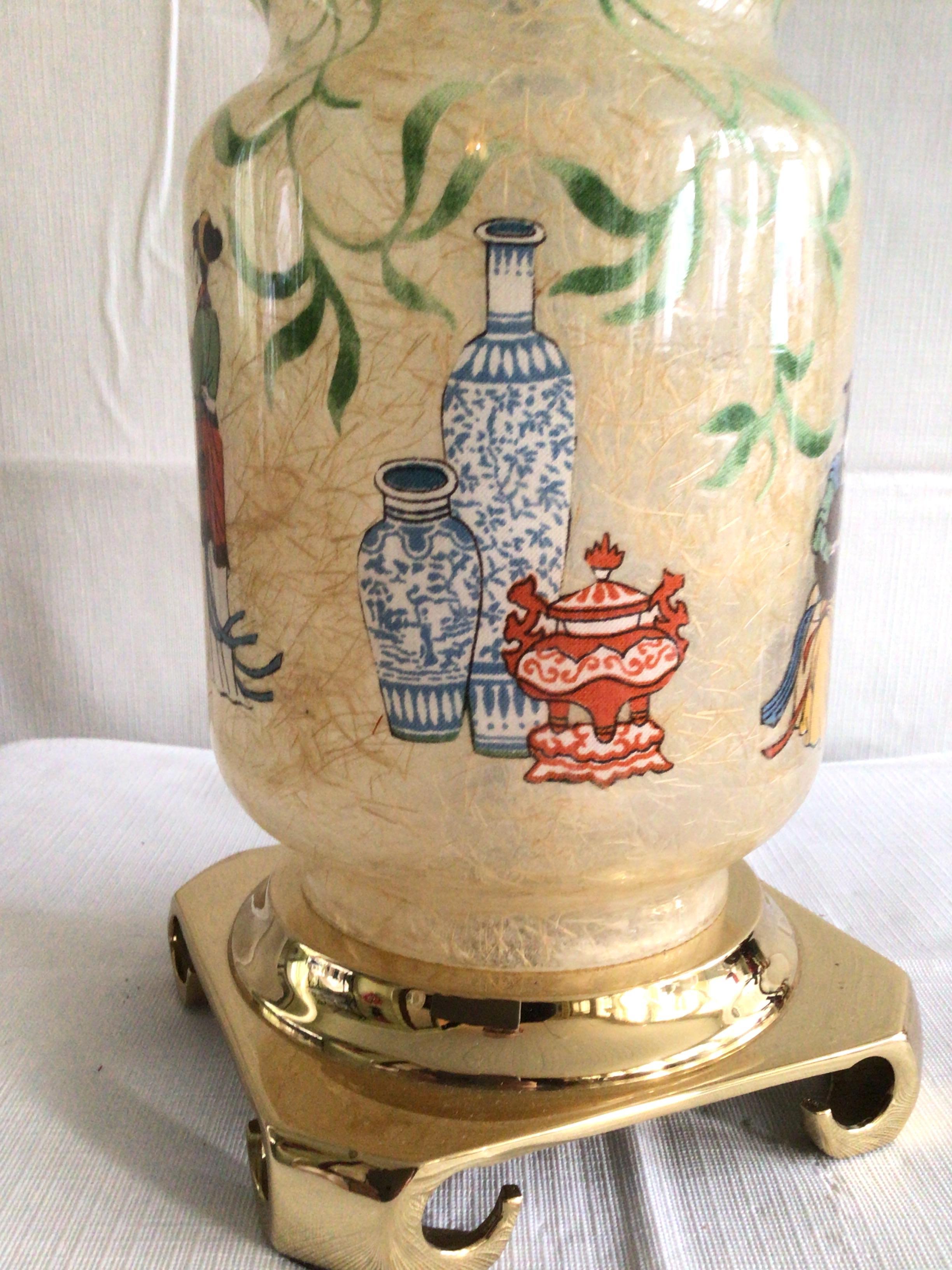 Laiton Paire de lampes en verre asiatique peintes à la main des années 1960 sur un socle en laiton en vente