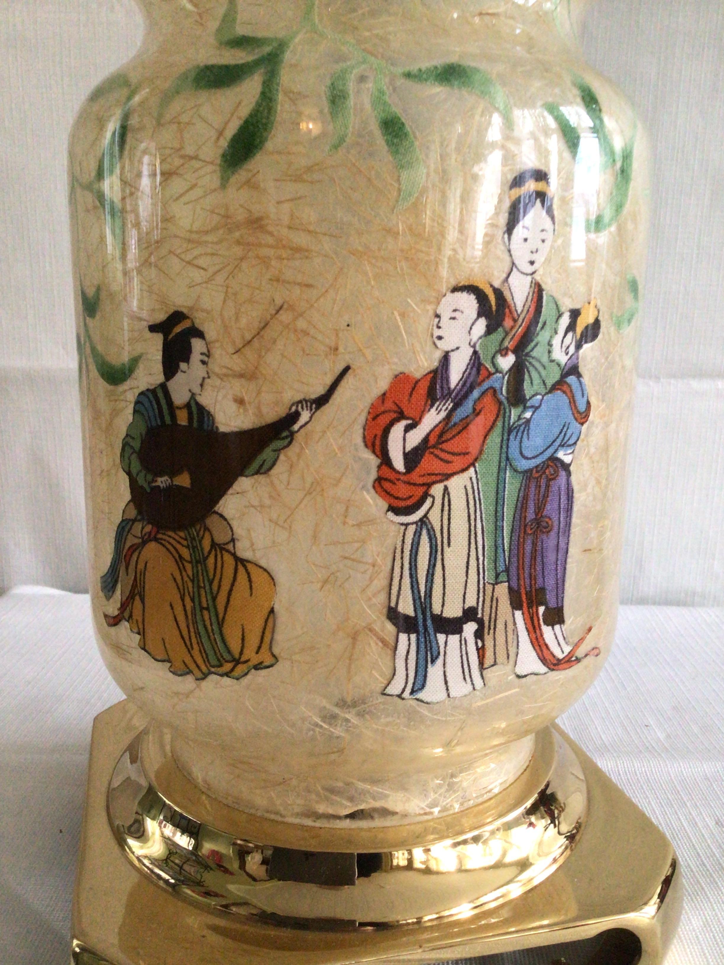 Paire de lampes en verre asiatique peintes à la main des années 1960 sur un socle en laiton en vente 1