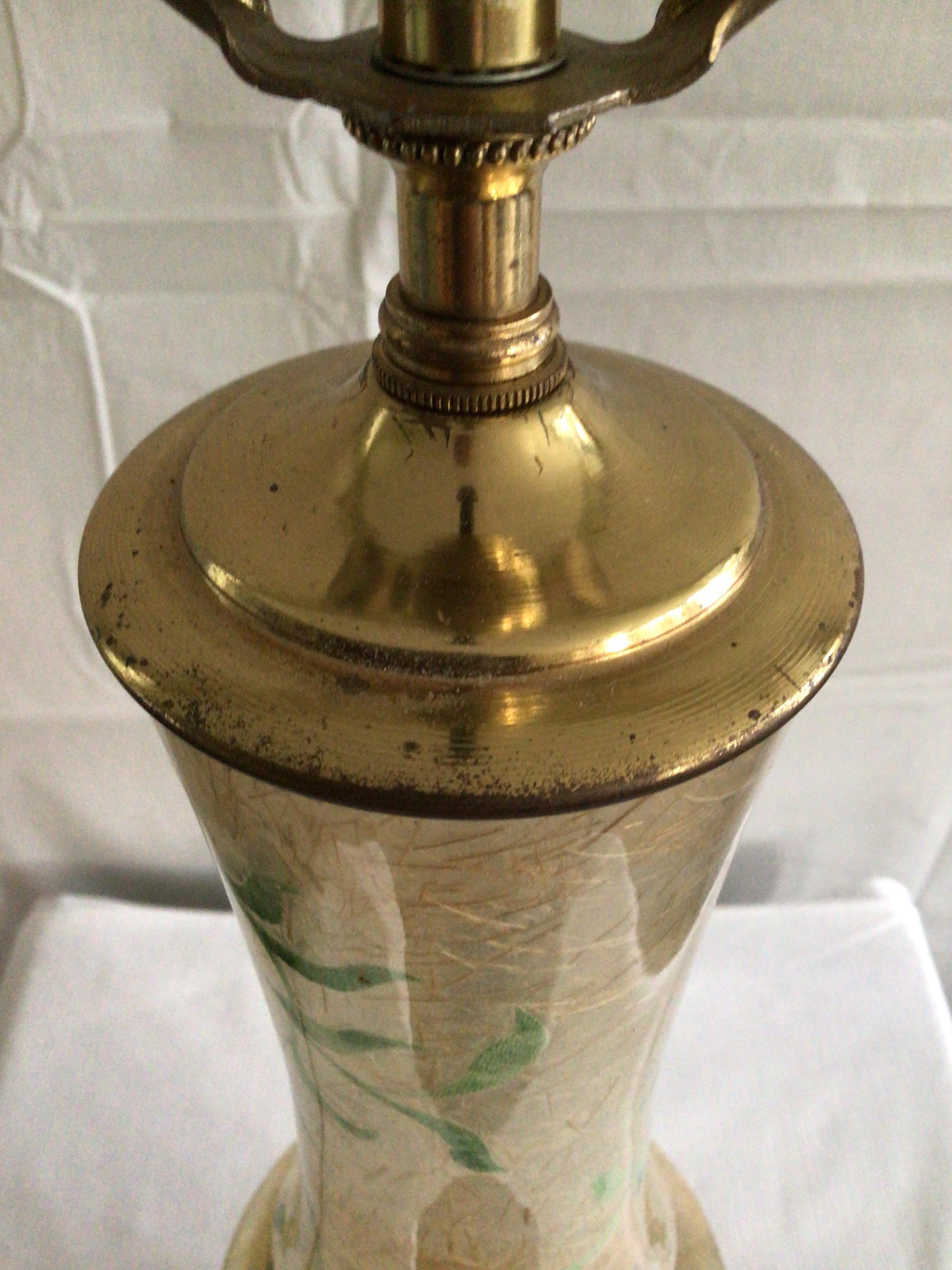 Paire de lampes en verre asiatique peintes à la main des années 1960 sur un socle en laiton en vente 4