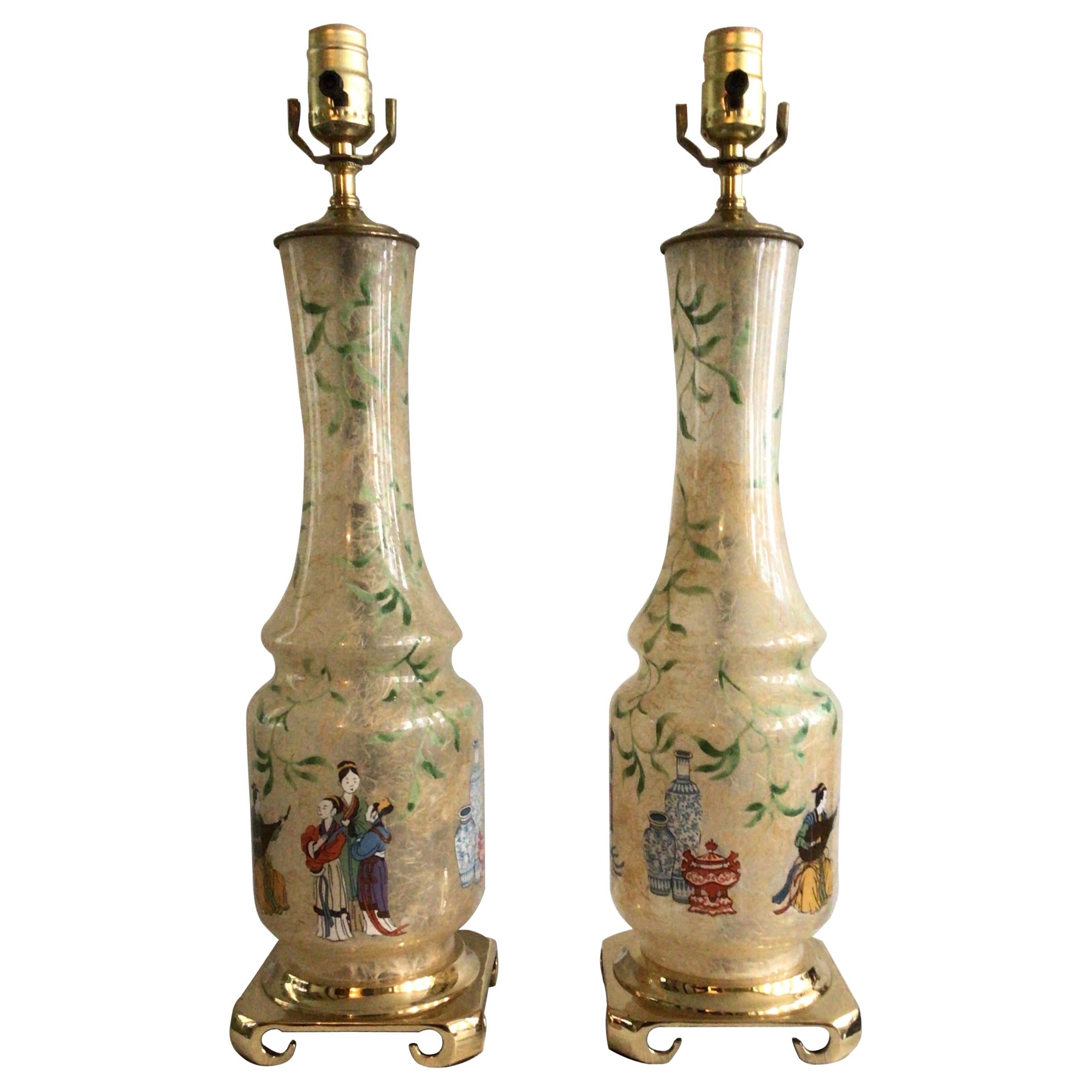 Paire de lampes en verre asiatique peintes à la main des années 1960 sur un socle en laiton en vente