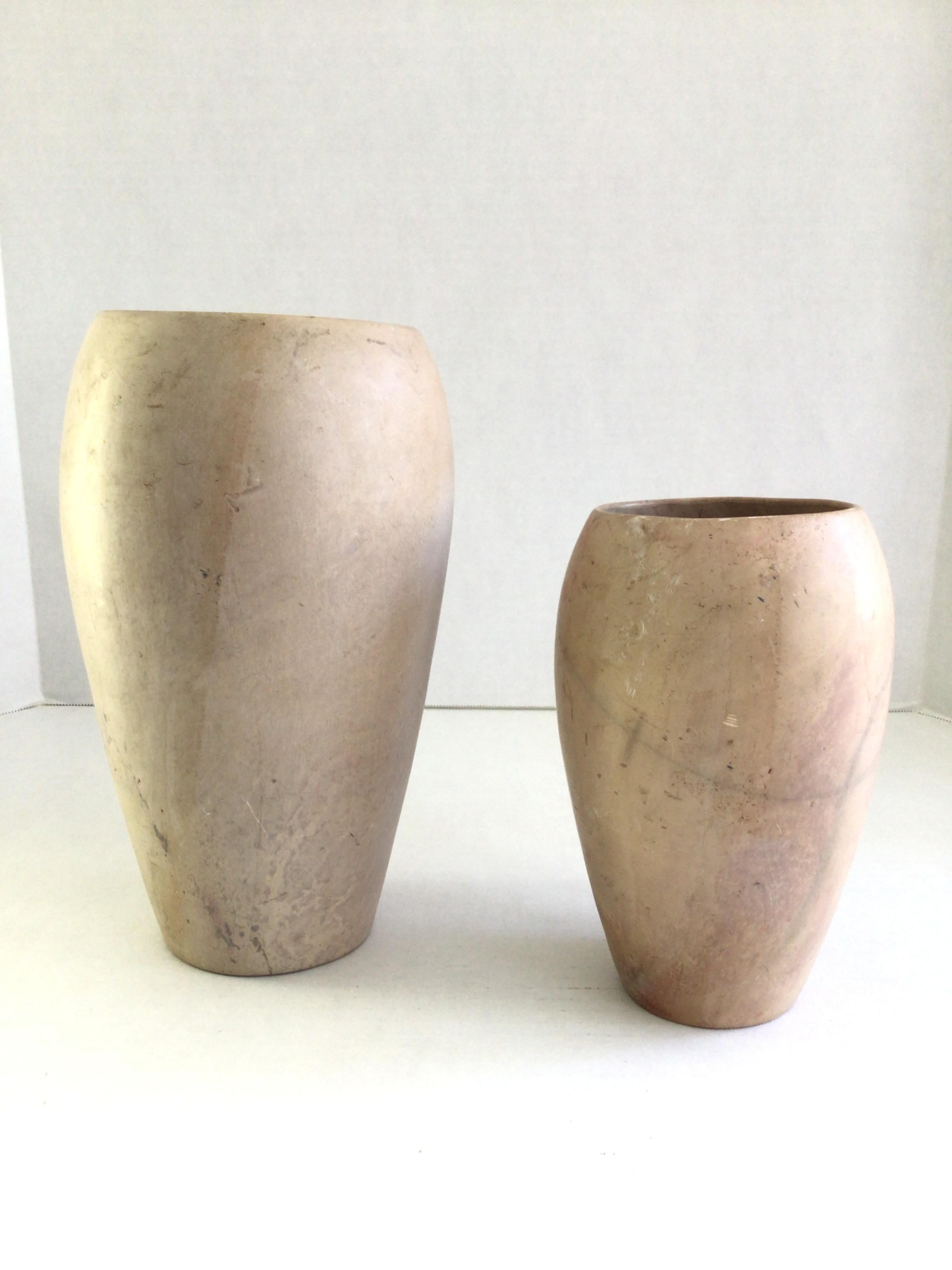 Paire de vases en marbre beige et presque violet pâle tournés à la main 
Patine vieillie
Large
H 10 L 5,5 P 5,5
Petit
H 7,5 L 4,5 P 4,5