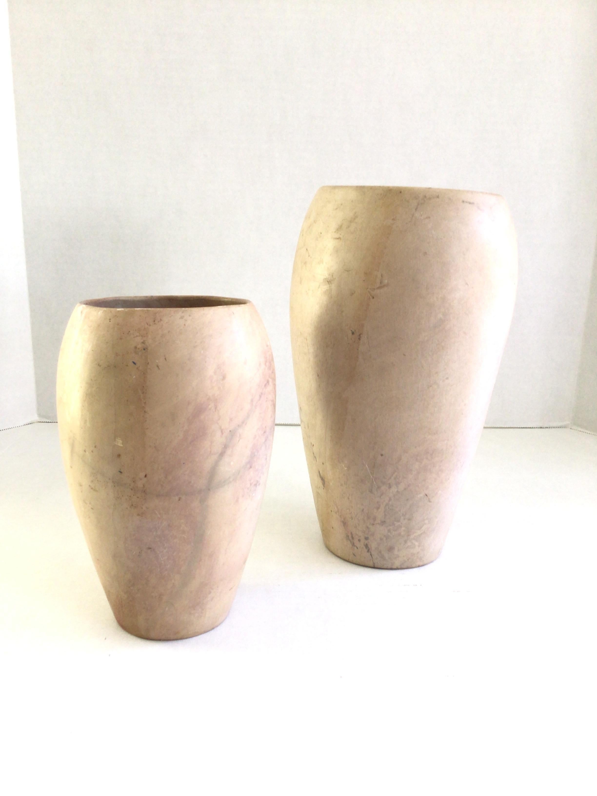 Fait main Paire de vases en marbre beige et violet pâle tournés à la main des années 1960 en vente