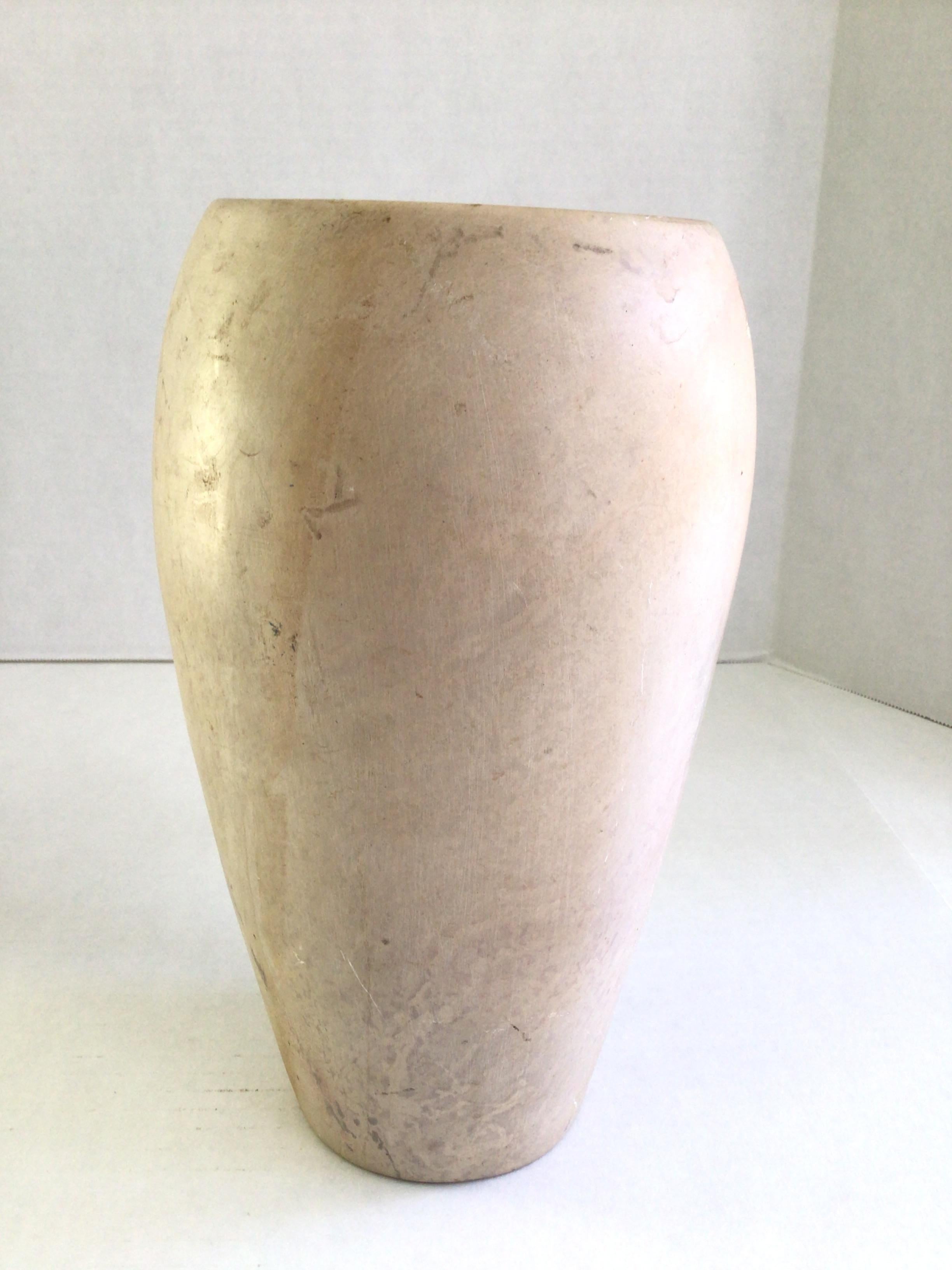 Paire de vases en marbre beige et violet pâle tournés à la main des années 1960 Bon état - En vente à Tarrytown, NY