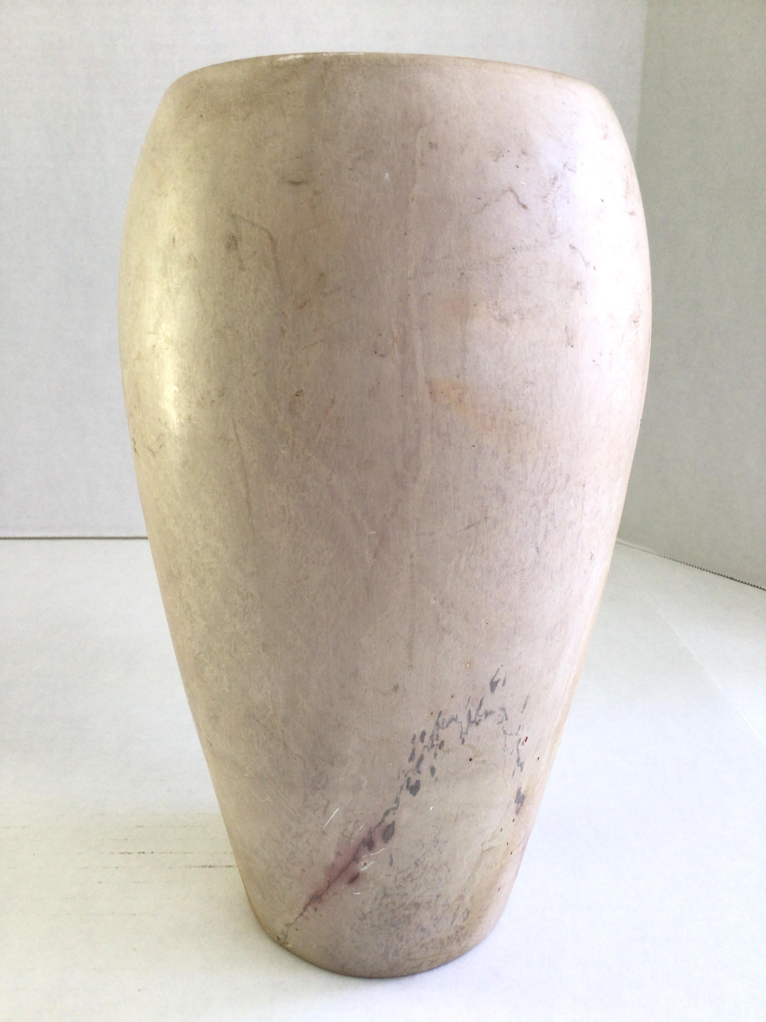 Marbre Paire de vases en marbre beige et violet pâle tournés à la main des années 1960 en vente