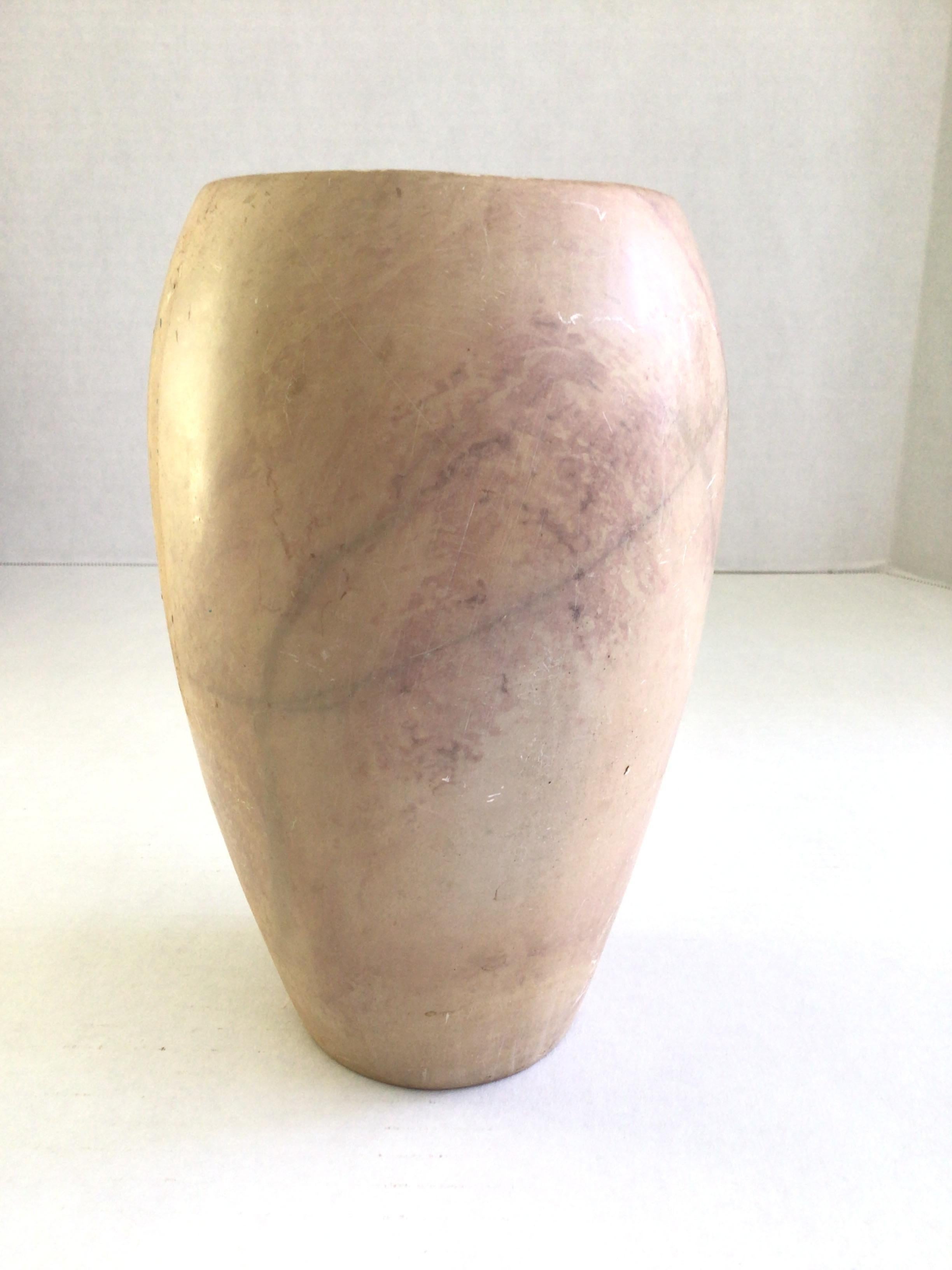 Paire de vases en marbre beige et violet pâle tournés à la main des années 1960 en vente 1
