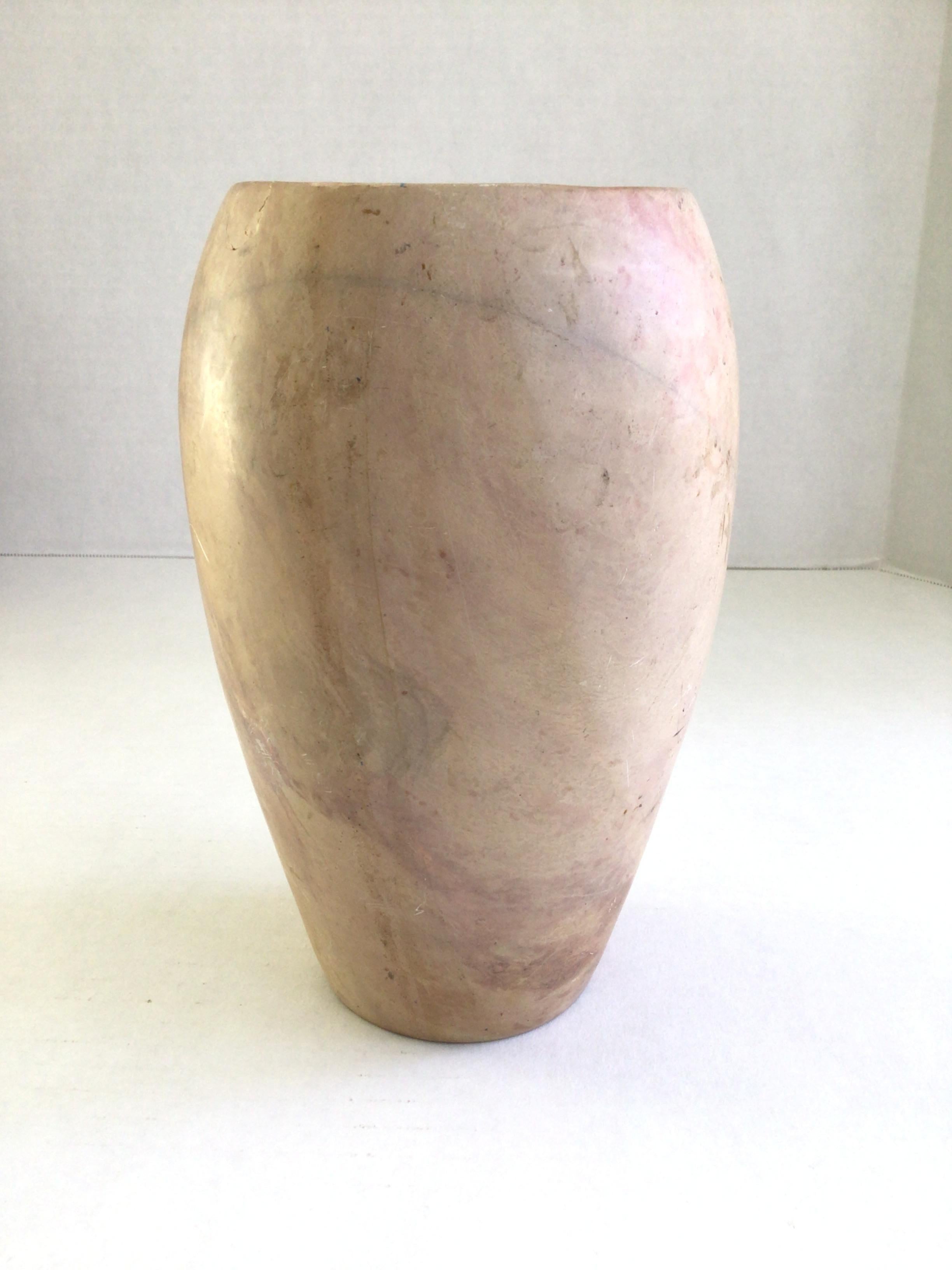 Paire de vases en marbre beige et violet pâle tournés à la main des années 1960 en vente 2