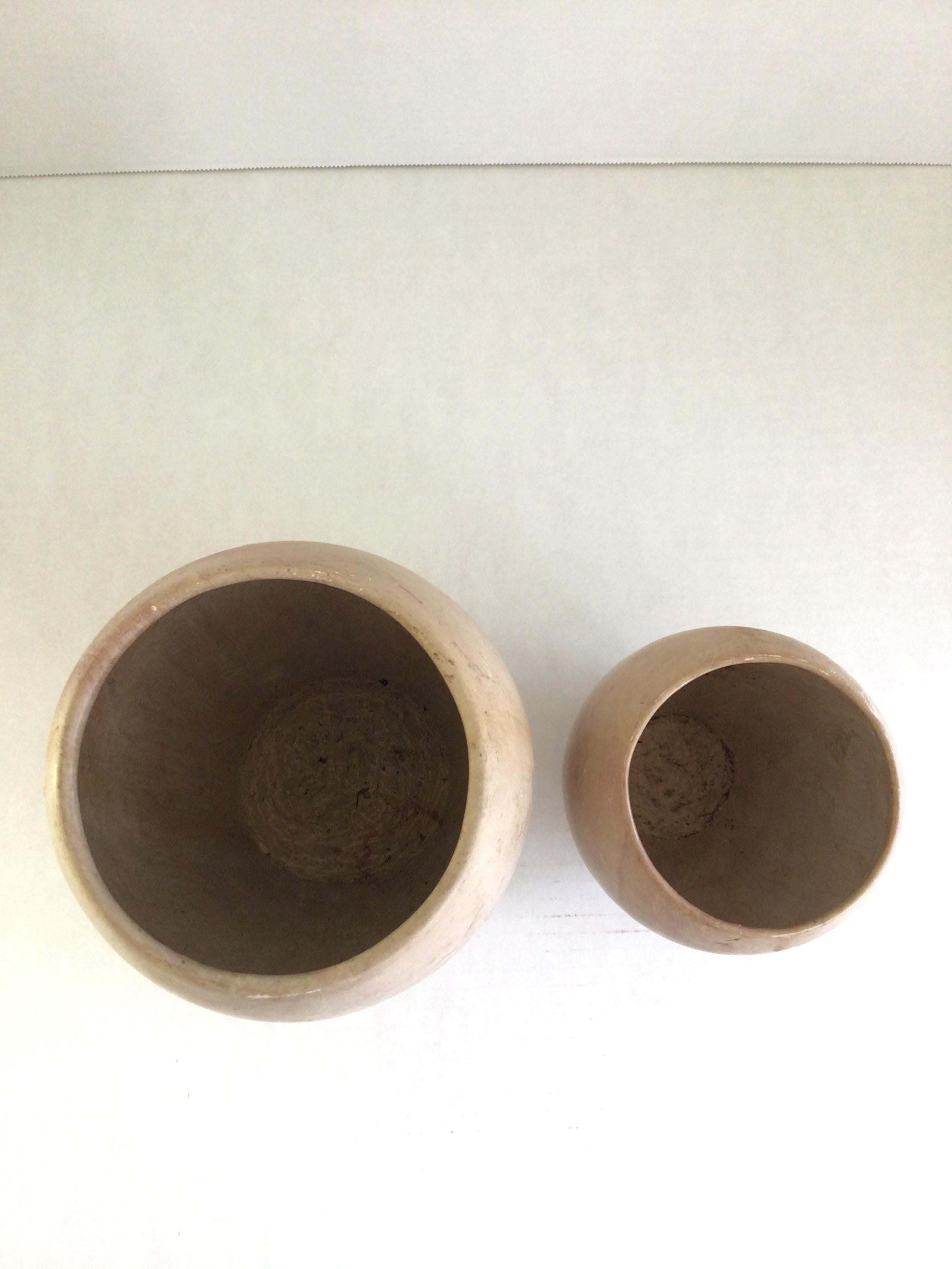 Paire de vases en marbre beige et violet pâle tournés à la main des années 1960 en vente 3