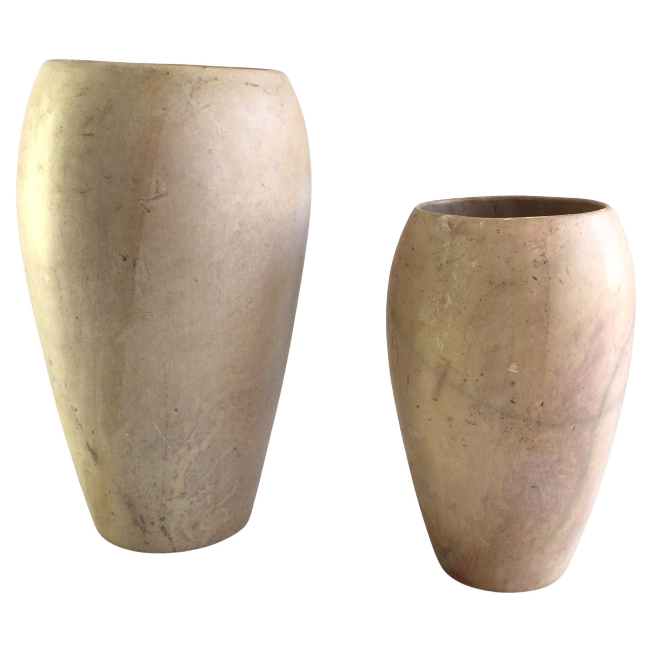 Paire de vases en marbre beige et violet pâle tournés à la main des années 1960 en vente