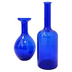 Par de jarrones o decantadores de cristal soplado a mano de color azul cobalto de los años 60