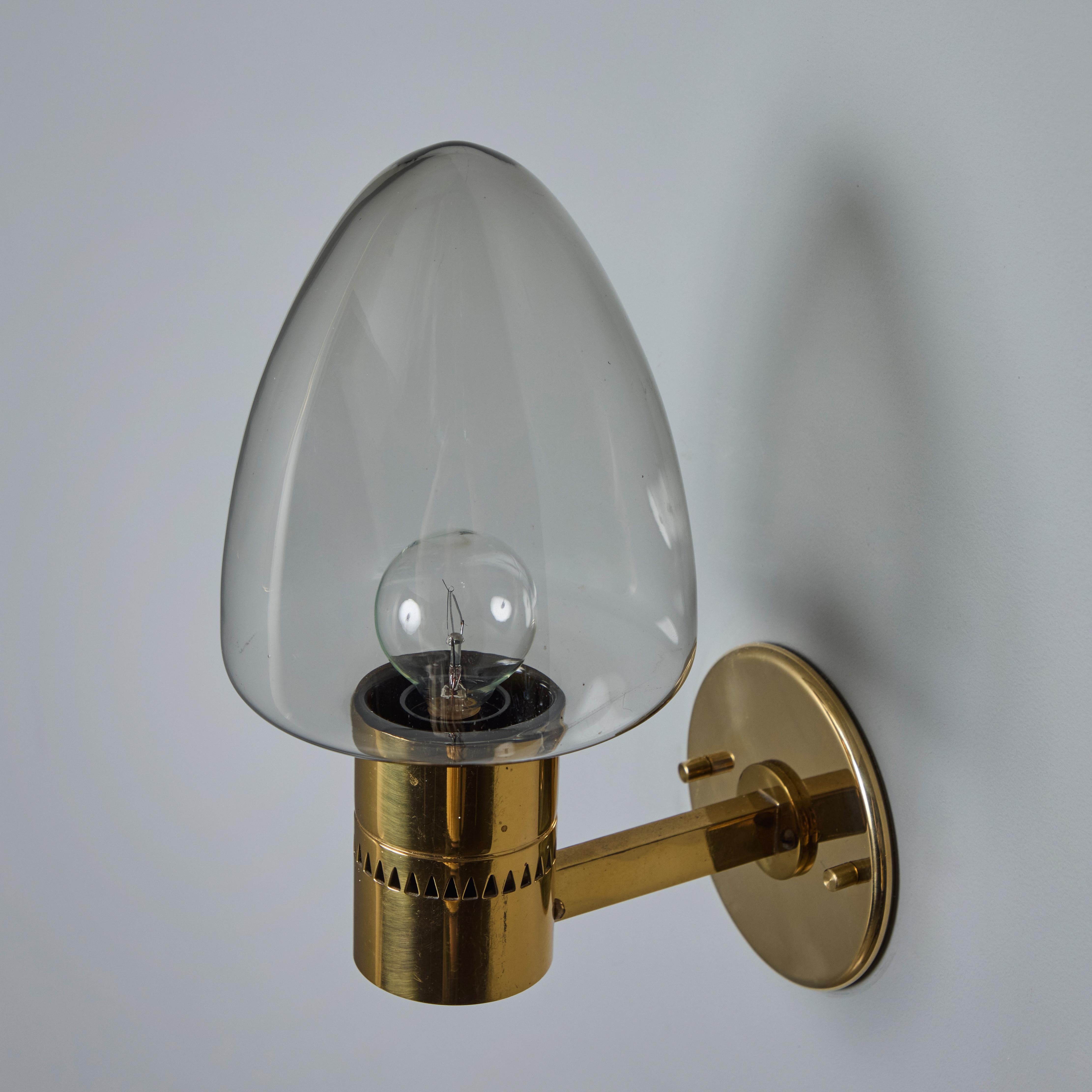 Paire d'appliques en laiton et verre Modèle V-220 de Hans-Agne Jakobsson pour Markaryd, années 1960 en vente 5