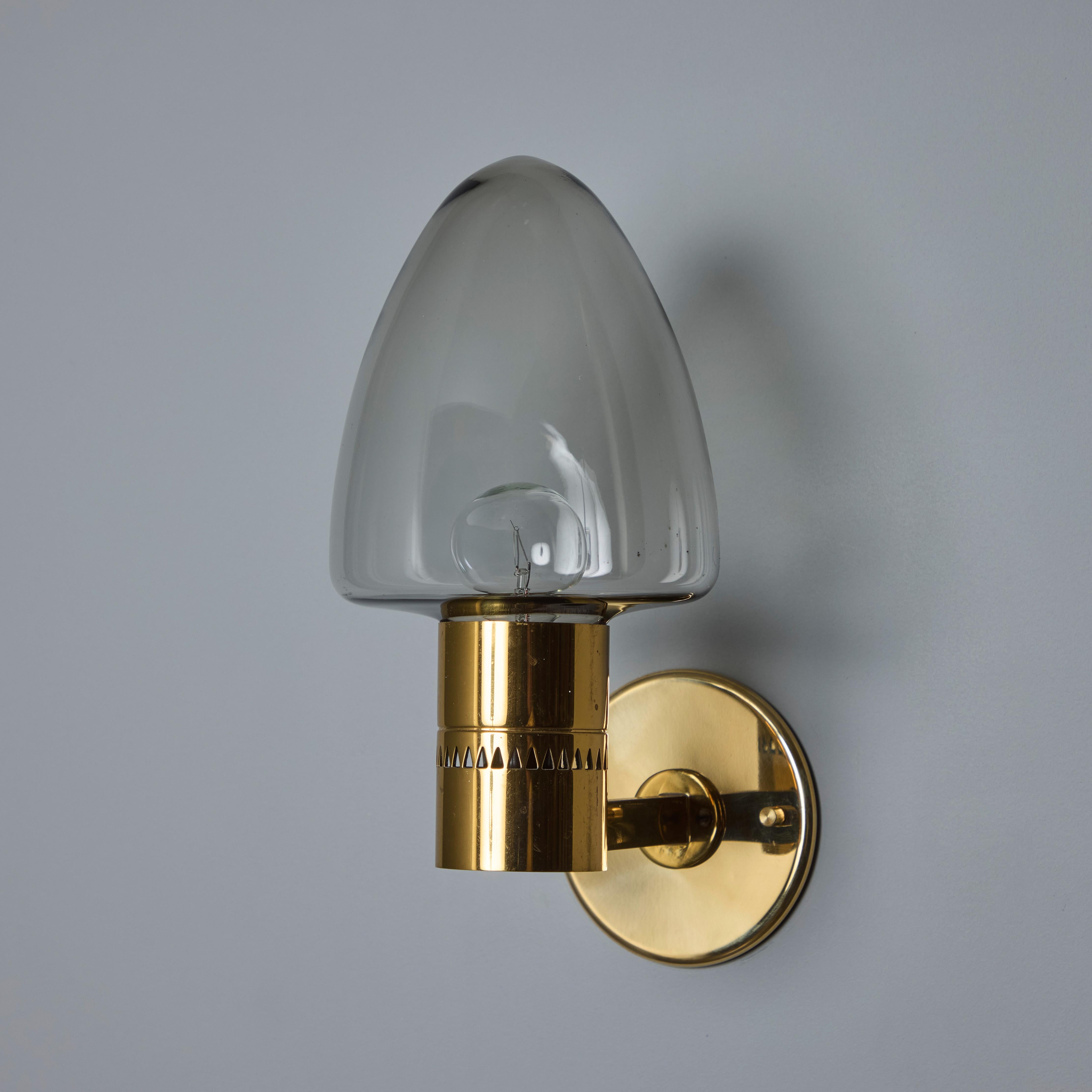Paire d'appliques en laiton et verre Modèle V-220 de Hans-Agne Jakobsson pour Markaryd, années 1960 en vente 6