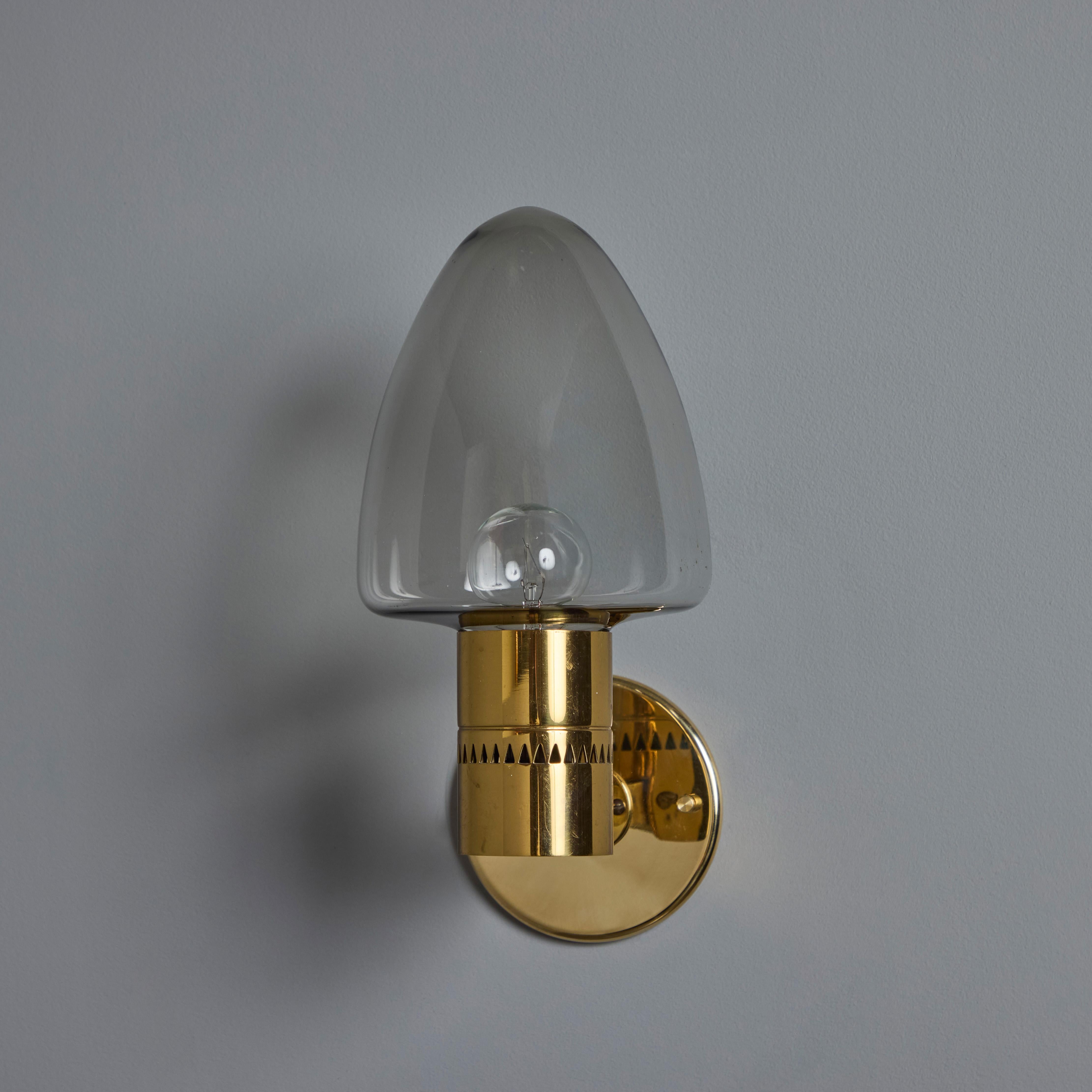 Paire d'appliques en laiton et verre Modèle V-220 de Hans-Agne Jakobsson pour Markaryd, années 1960 en vente 8