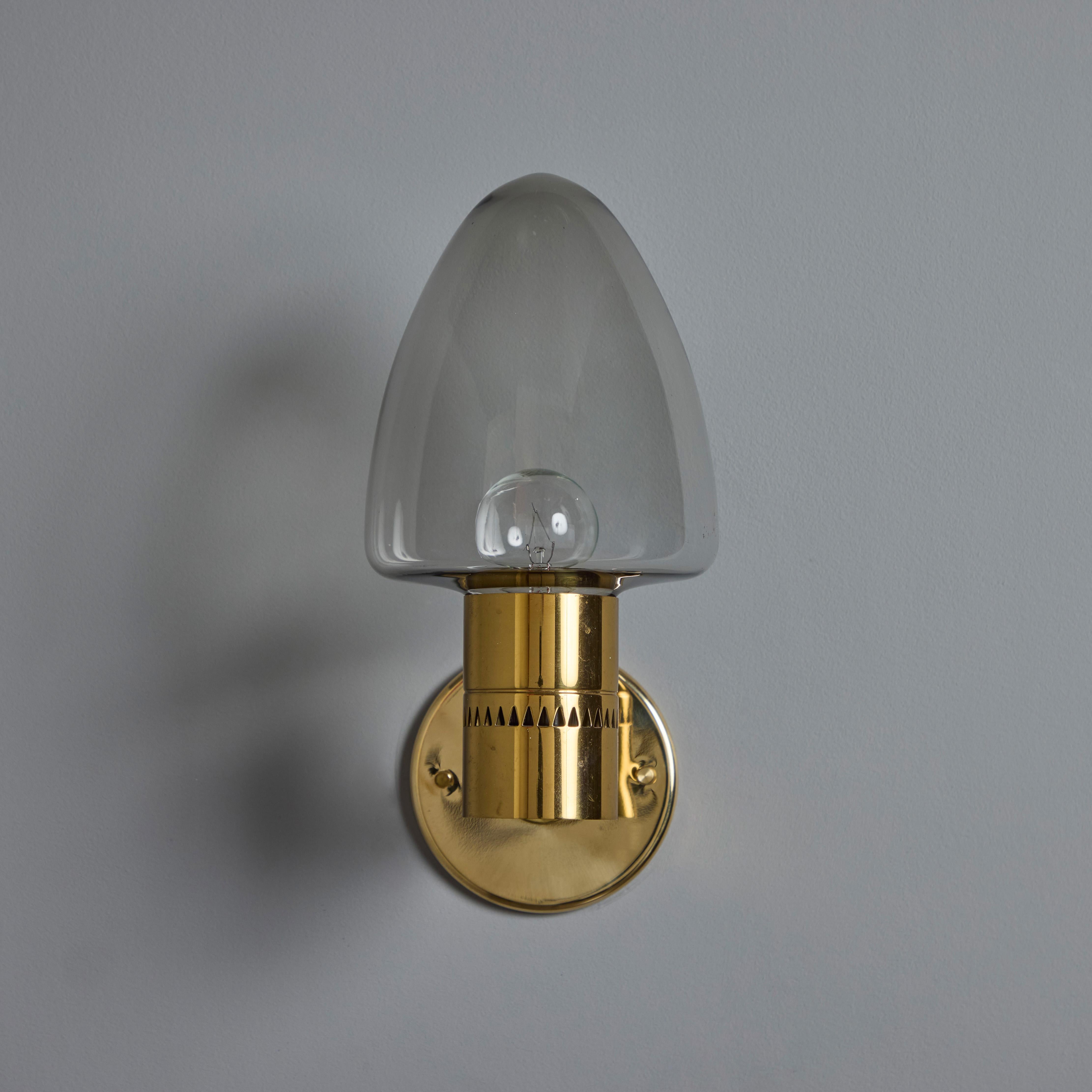 Paire d'appliques en laiton et verre Modèle V-220 de Hans-Agne Jakobsson pour Markaryd, années 1960 en vente 9