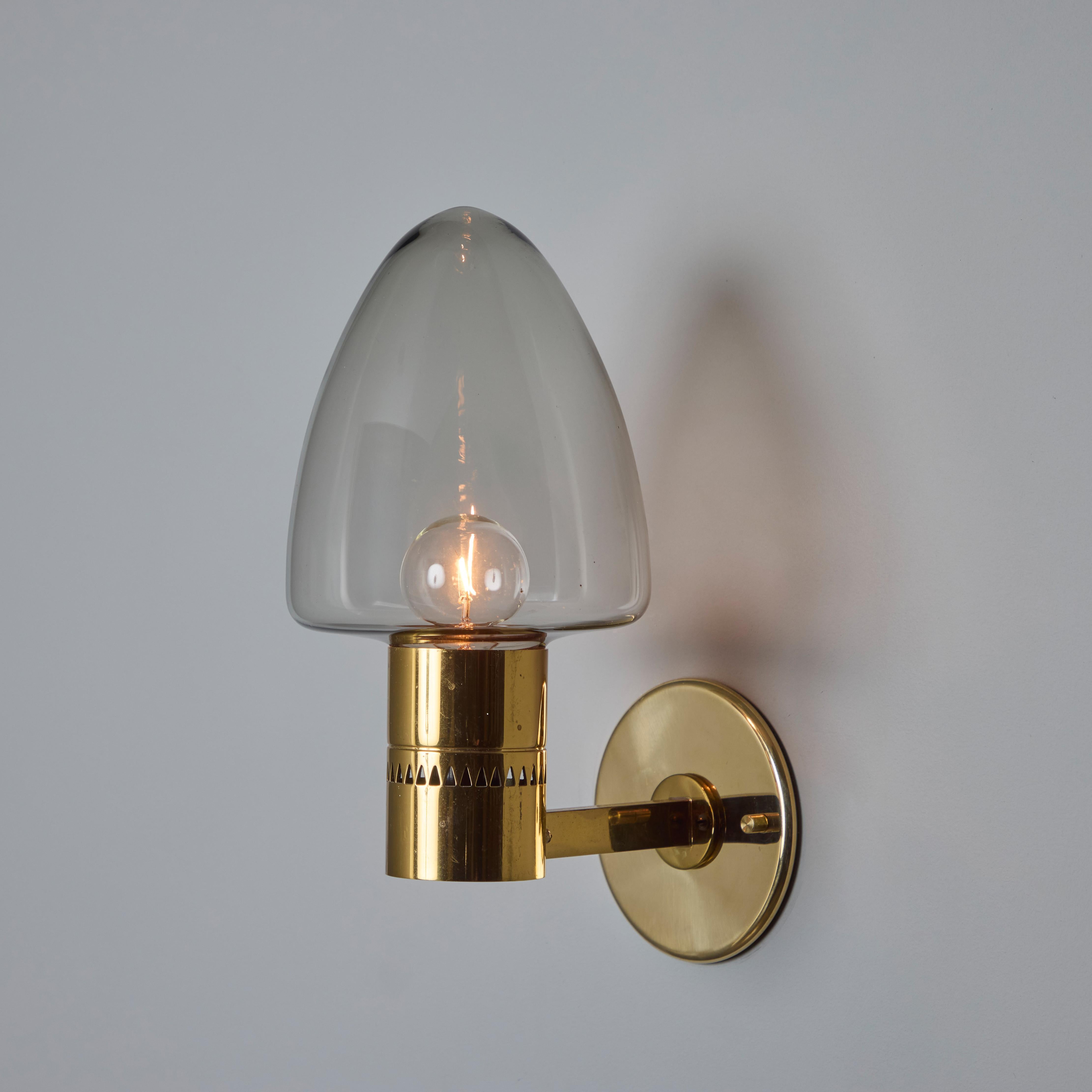 Scandinave moderne Paire d'appliques en laiton et verre Modèle V-220 de Hans-Agne Jakobsson pour Markaryd, années 1960 en vente