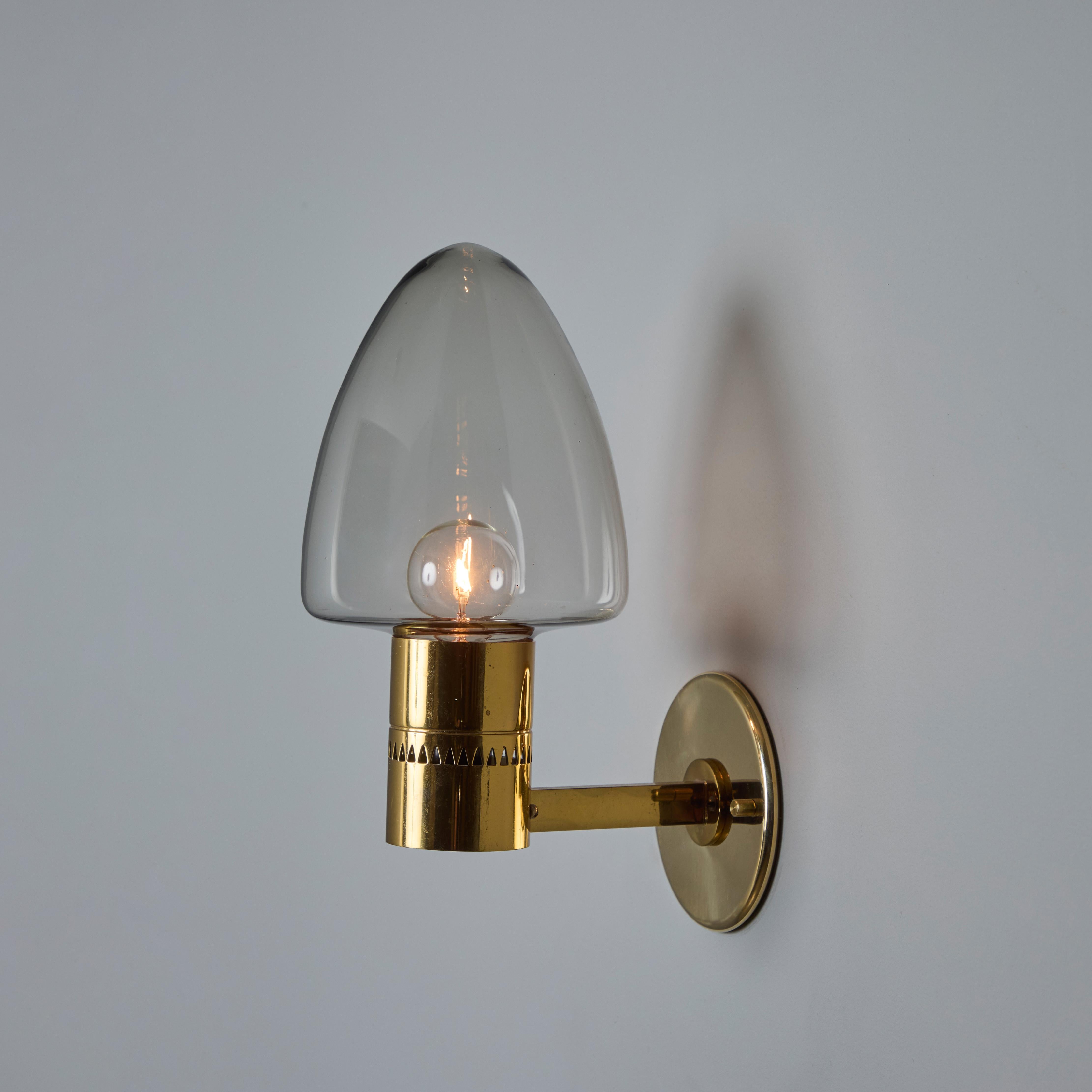 Suédois Paire d'appliques en laiton et verre Modèle V-220 de Hans-Agne Jakobsson pour Markaryd, années 1960 en vente