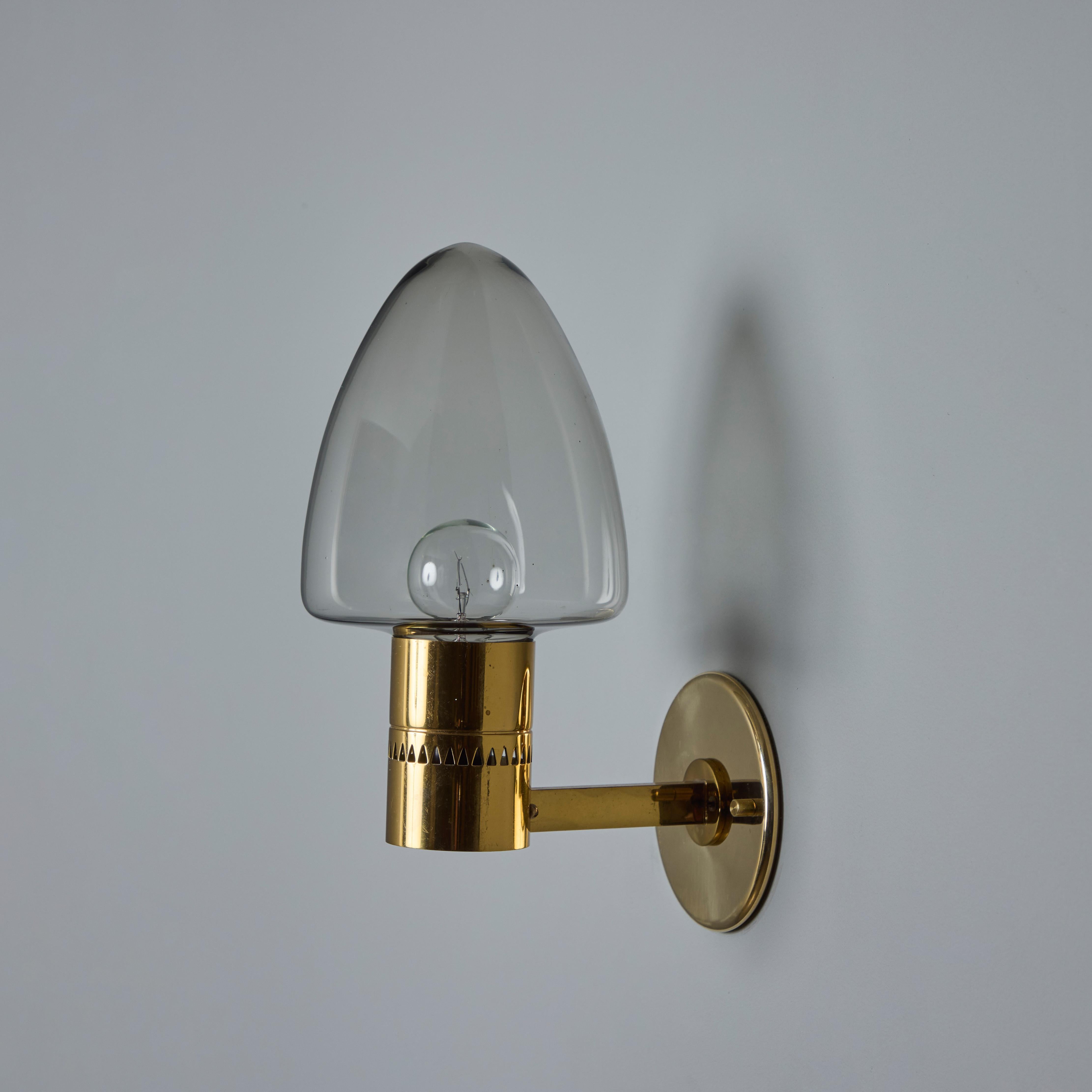 Paire d'appliques en laiton et verre Modèle V-220 de Hans-Agne Jakobsson pour Markaryd, années 1960 Bon état - En vente à Glendale, CA