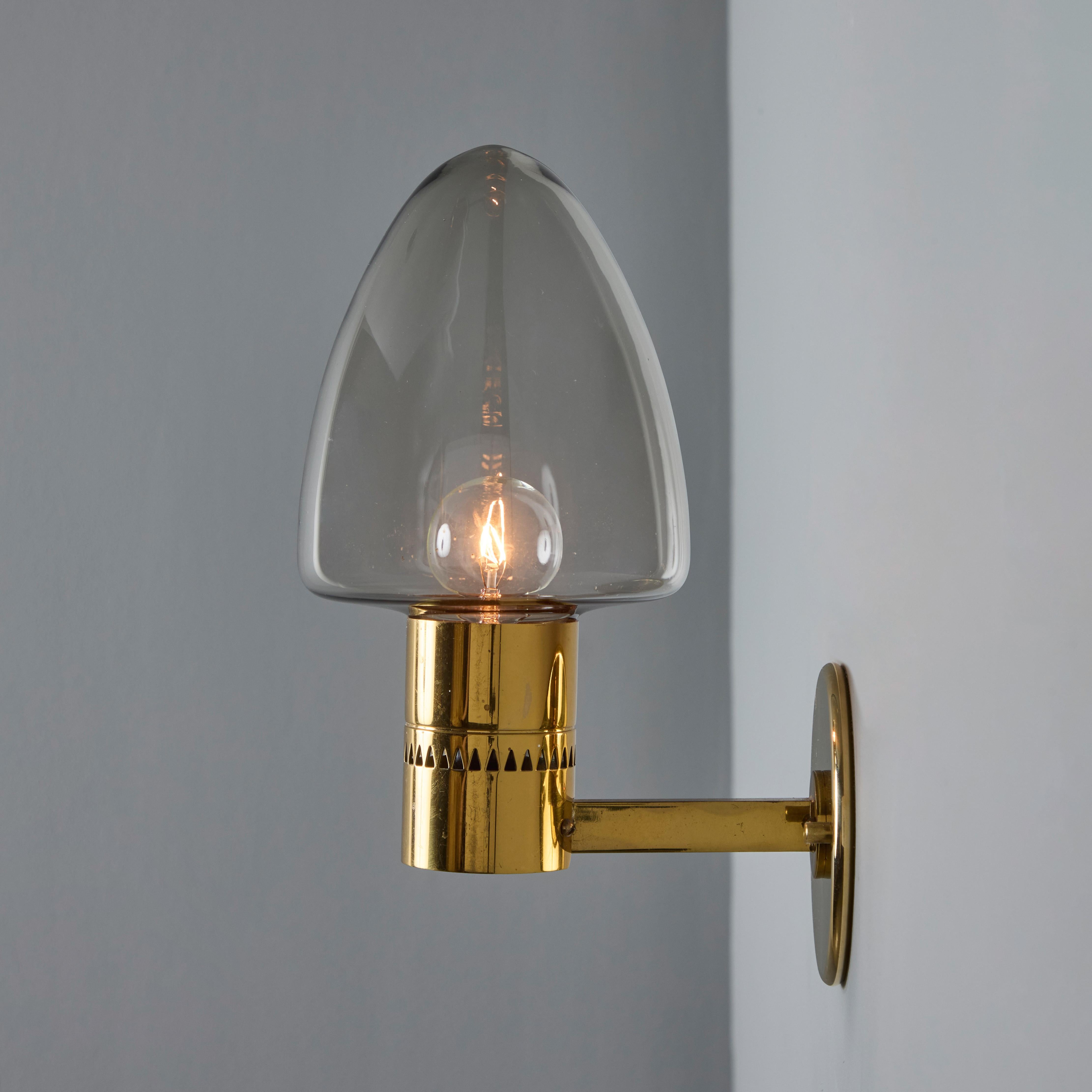 Laiton Paire d'appliques en laiton et verre Modèle V-220 de Hans-Agne Jakobsson pour Markaryd, années 1960 en vente