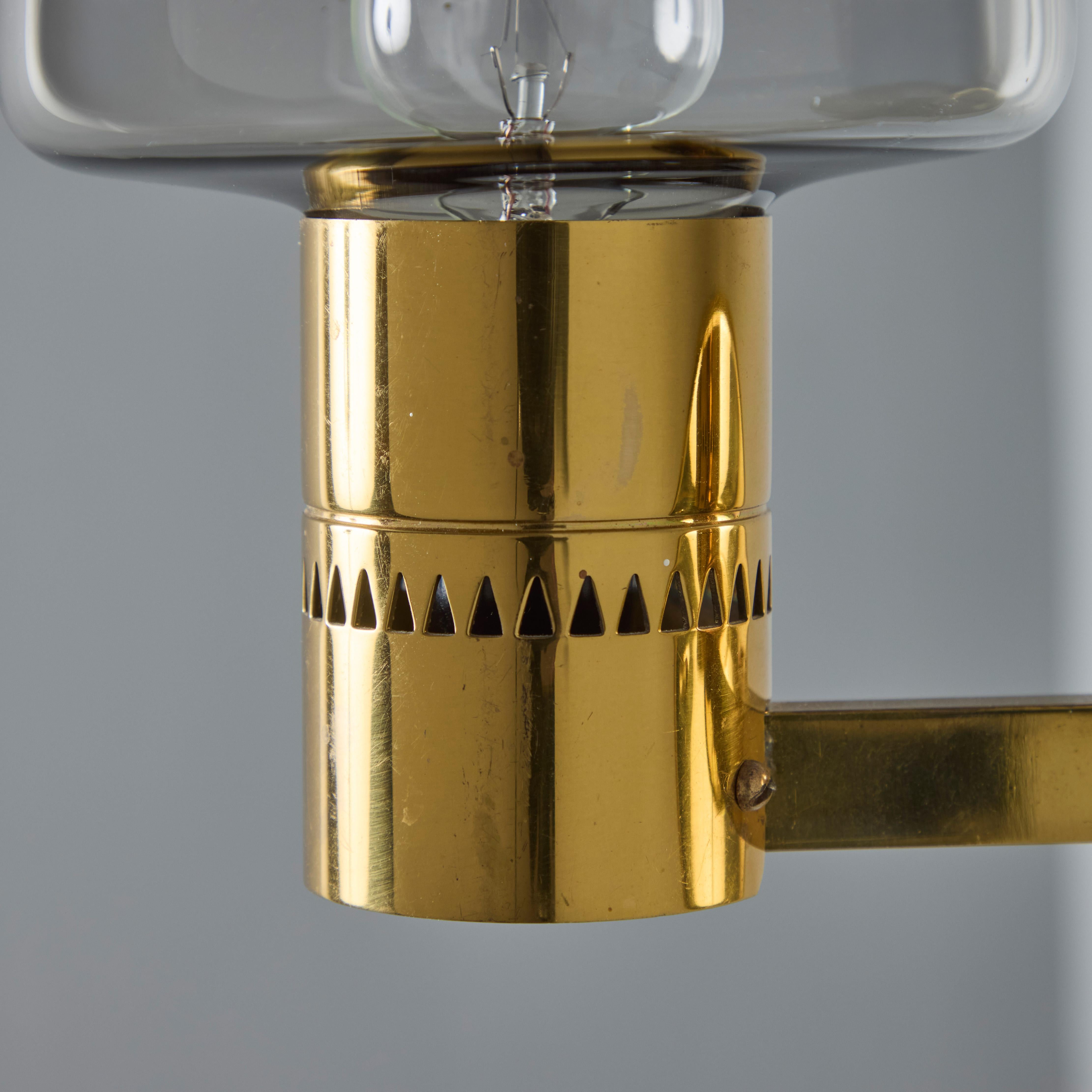 Paire d'appliques en laiton et verre Modèle V-220 de Hans-Agne Jakobsson pour Markaryd, années 1960 en vente 2