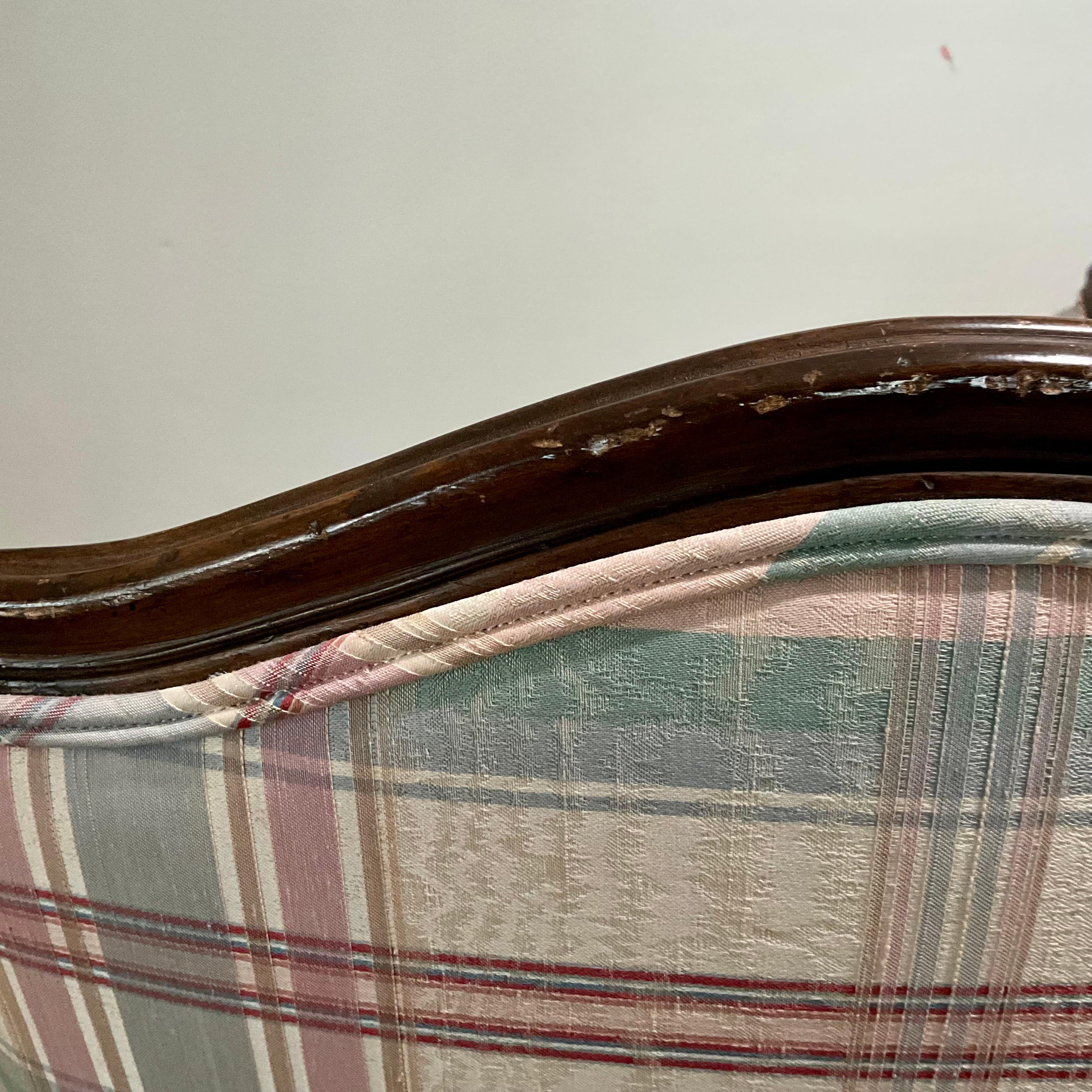 Coppia di poltrone con schienale alto in stile Luigi XV degli anni '60 con tessuto plaid originale in vendita 3