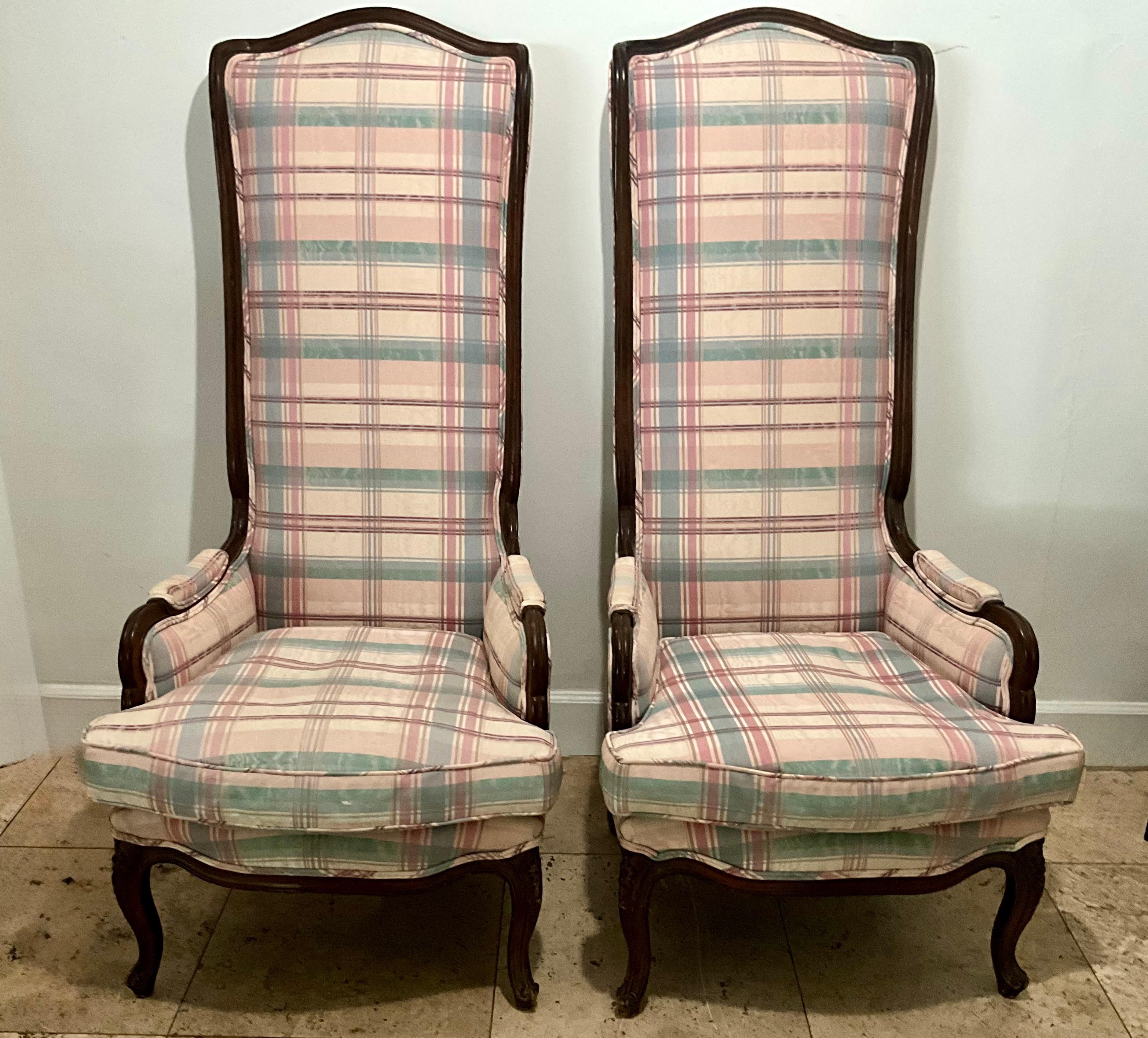 Coppia di poltrone con schienale alto in stile Luigi XV degli anni '60 con tessuto plaid originale

Descrizione:
Un'affascinante coppia di poltrone vintage con schienale alto degli anni '60, realizzate in stile Luigi XV. Ogni sedia presenta una