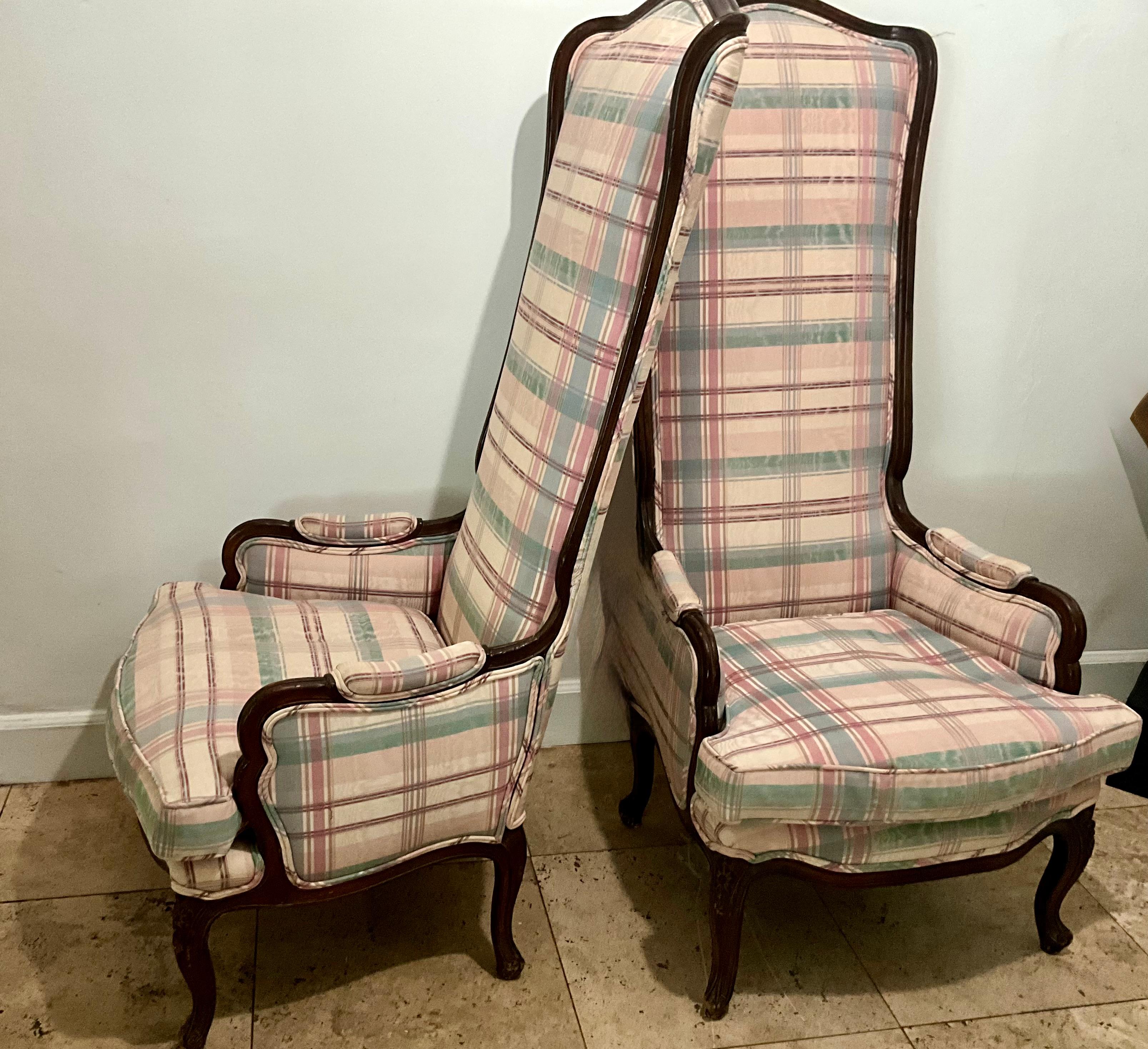 Fatto a mano Coppia di poltrone con schienale alto in stile Luigi XV degli anni '60 con tessuto plaid originale in vendita
