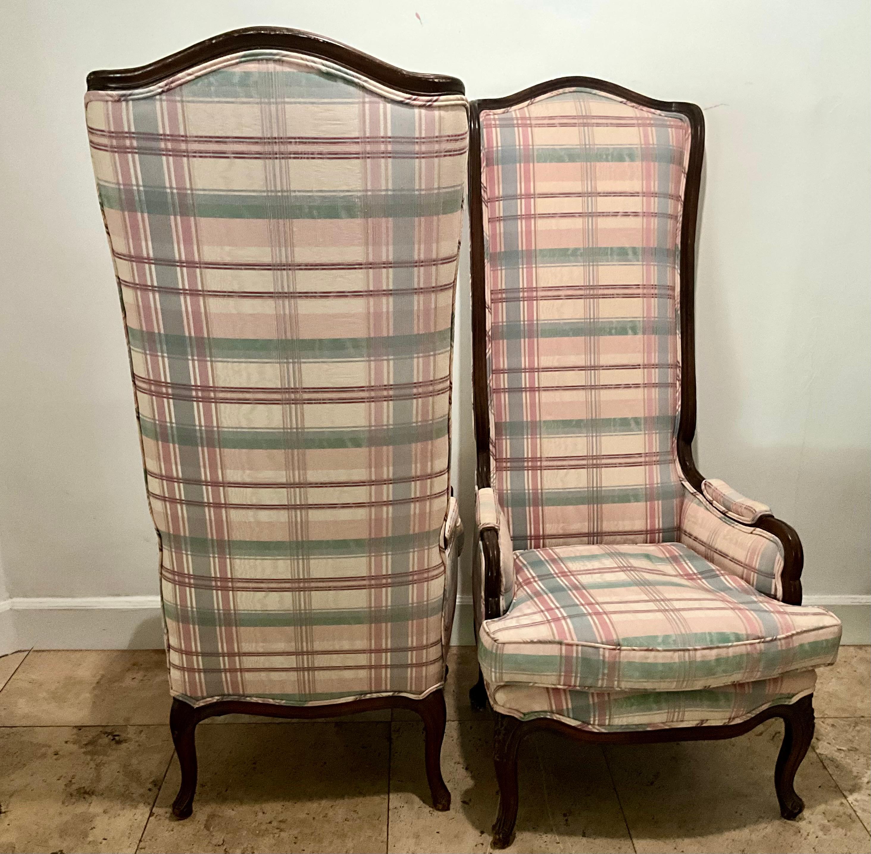 Coppia di poltrone con schienale alto in stile Luigi XV degli anni '60 con tessuto plaid originale In condizioni buone in vendita a West Palm Beach, US