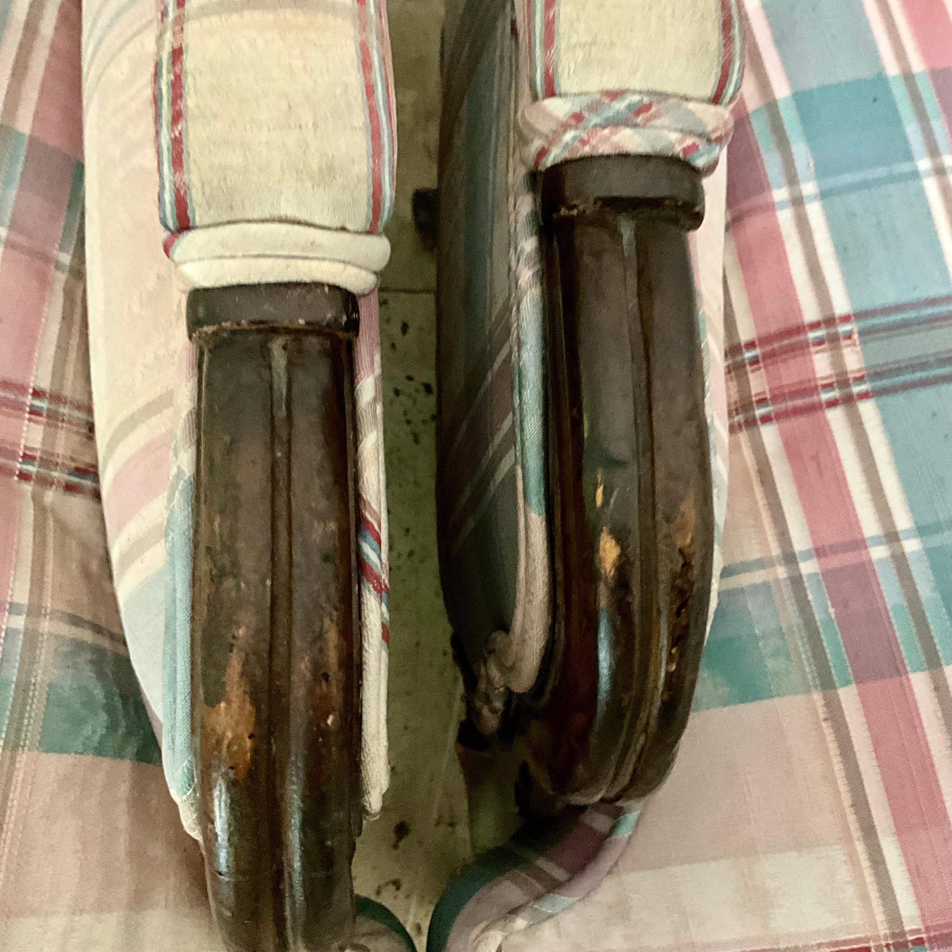 Legno Coppia di poltrone con schienale alto in stile Luigi XV degli anni '60 con tessuto plaid originale in vendita